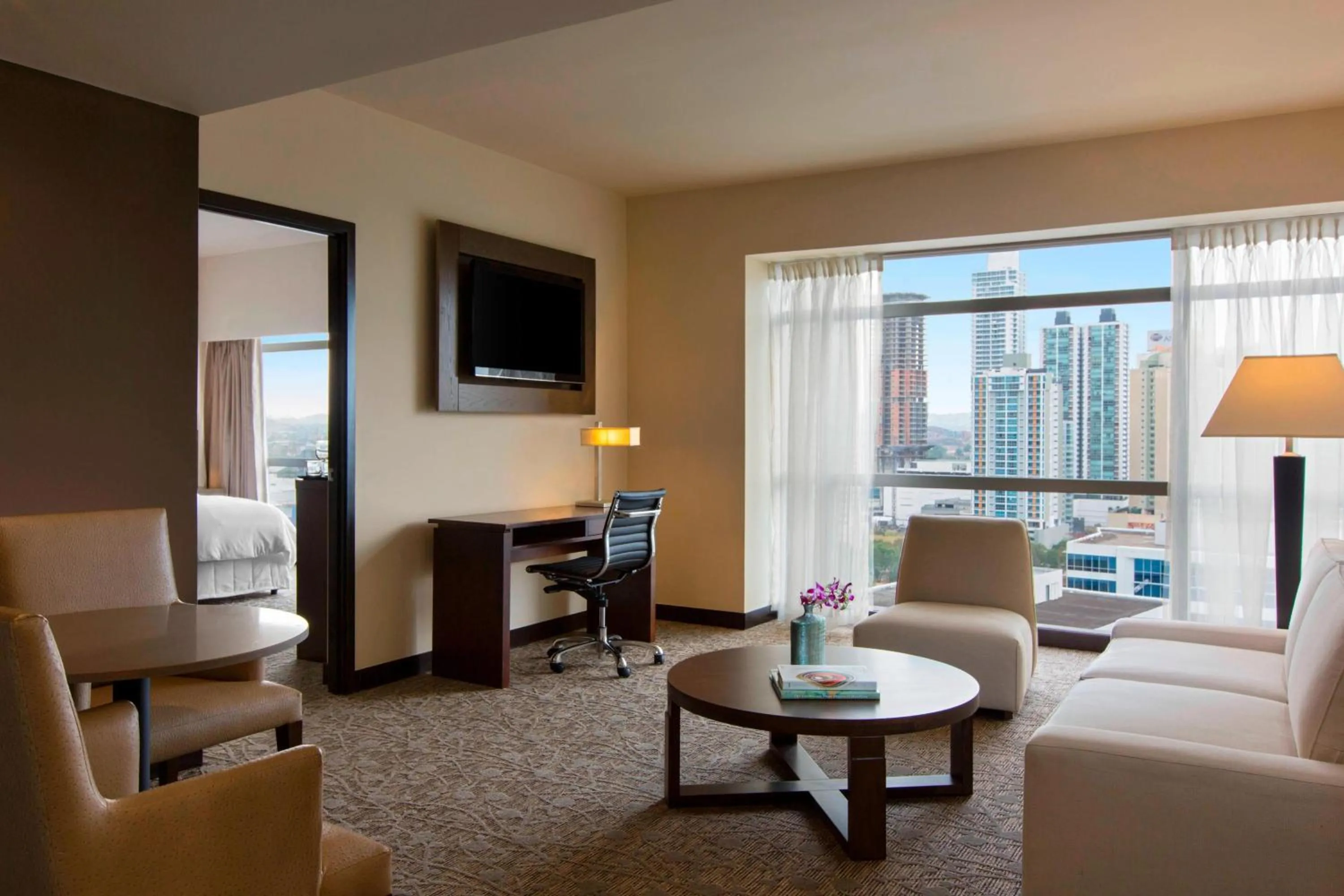 Business Suite, Club lounge access, 1 King, City view in The Westin Panama