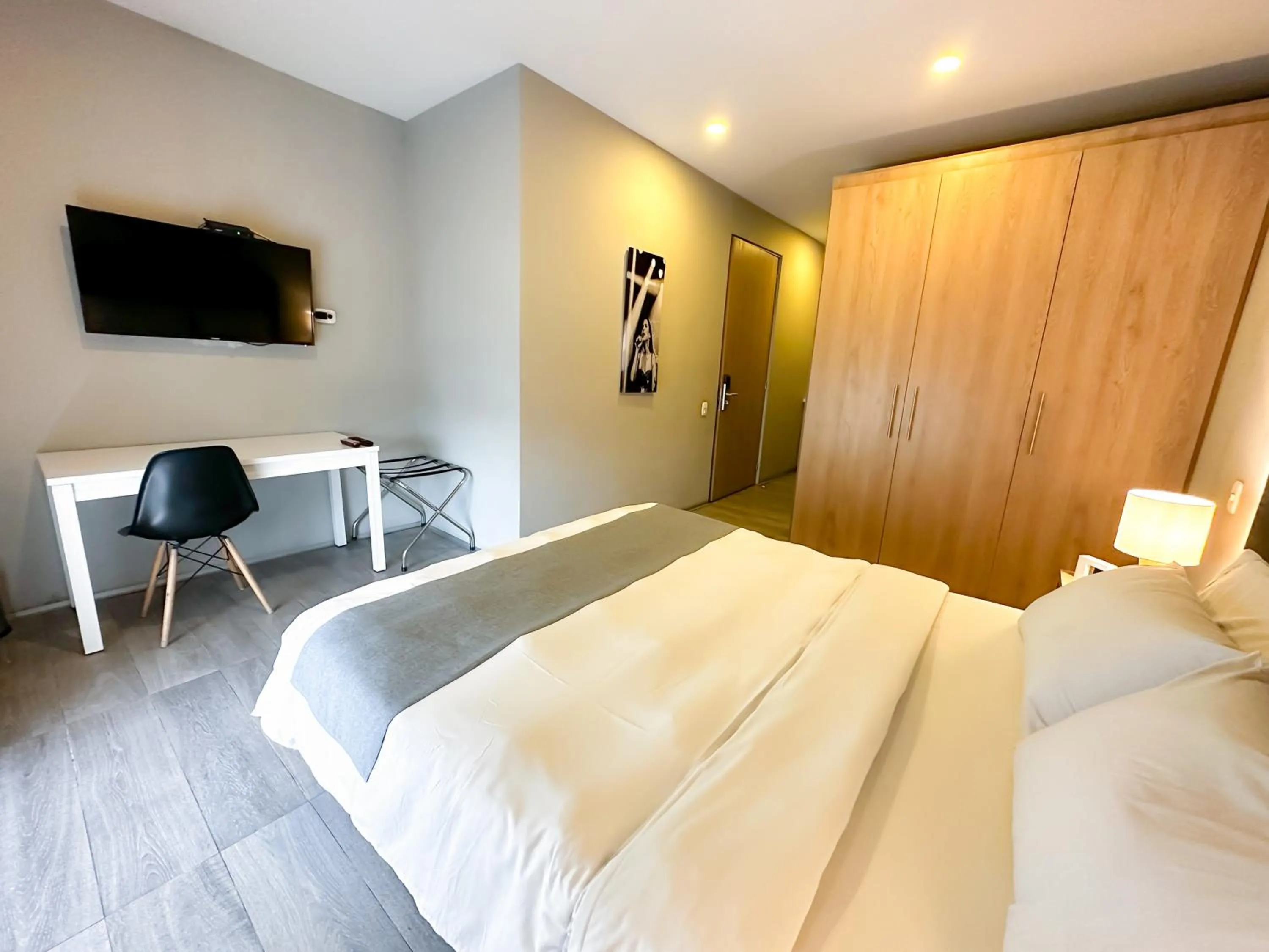 Photo of the whole room, Bed in Hotel Arena Suites Movistar Arena