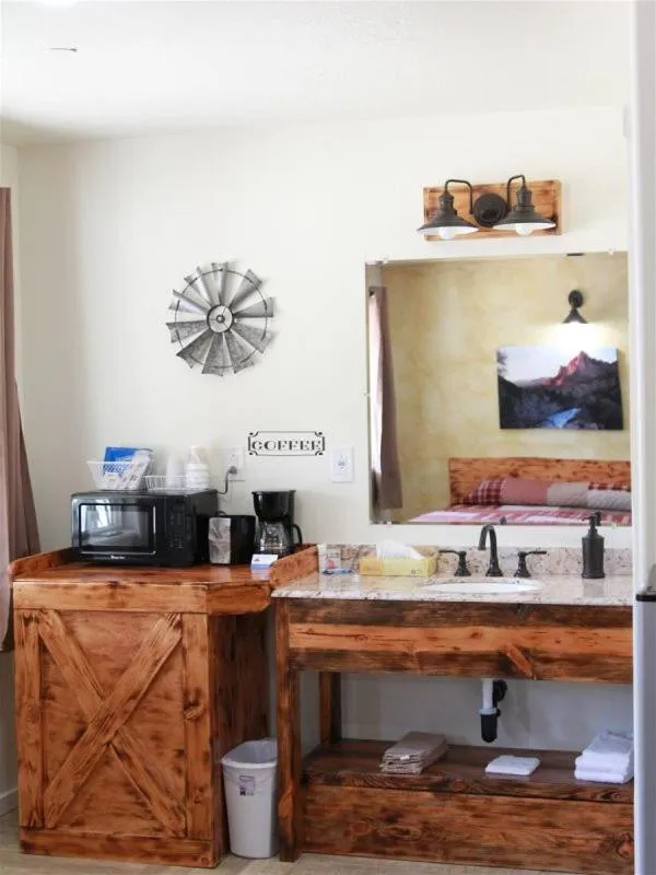 Kitchen or kitchenette in Hurricane Hideaway Lodging