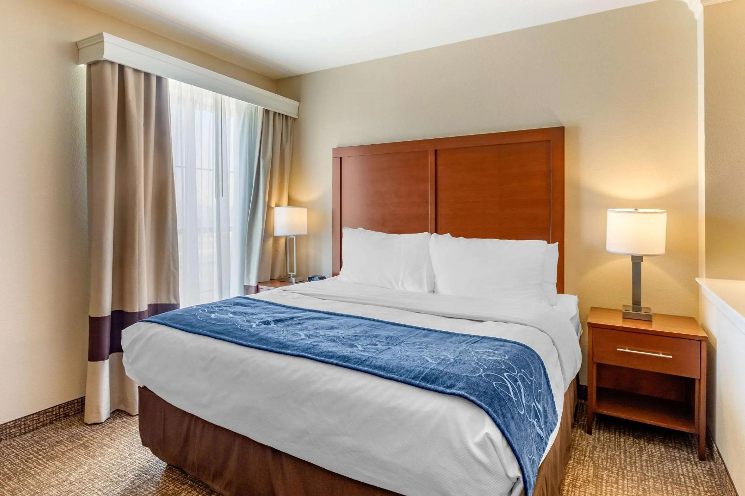 Bedroom, Bed in Comfort Suites Near Denver Downtown