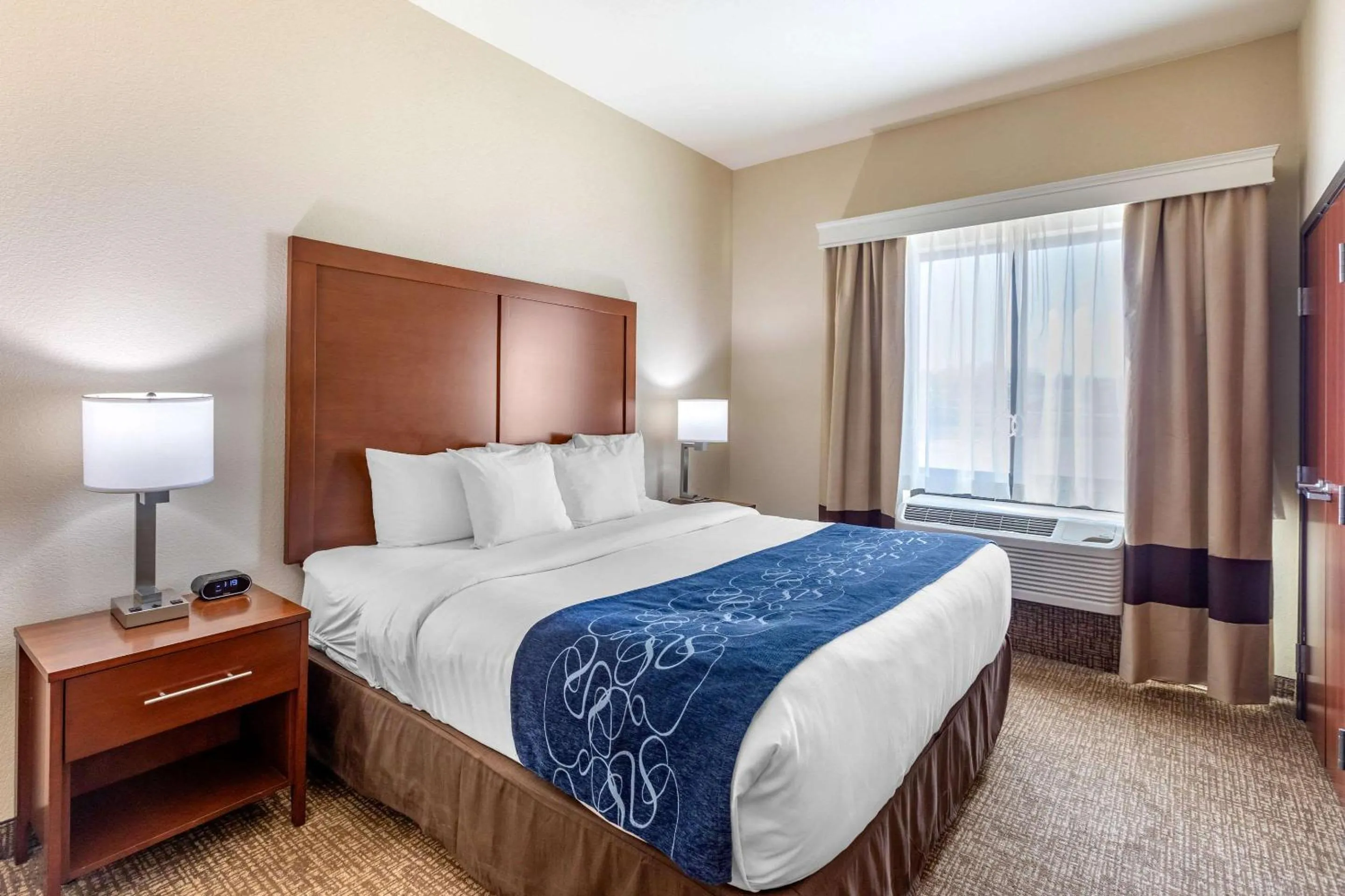 Bedroom, Bed in Comfort Suites Near Denver Downtown