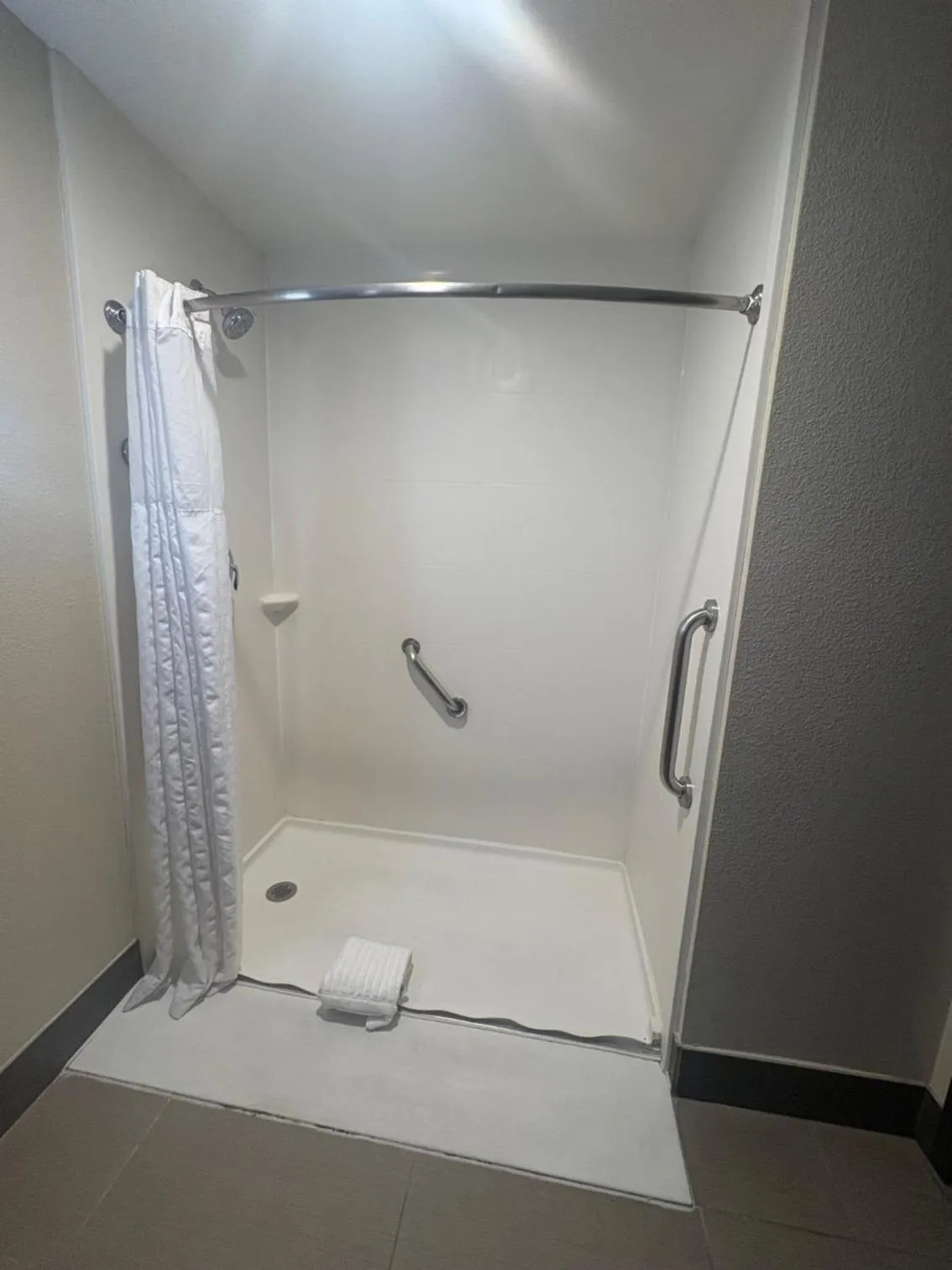 Shower in Comfort Suites Near Denver Downtown
