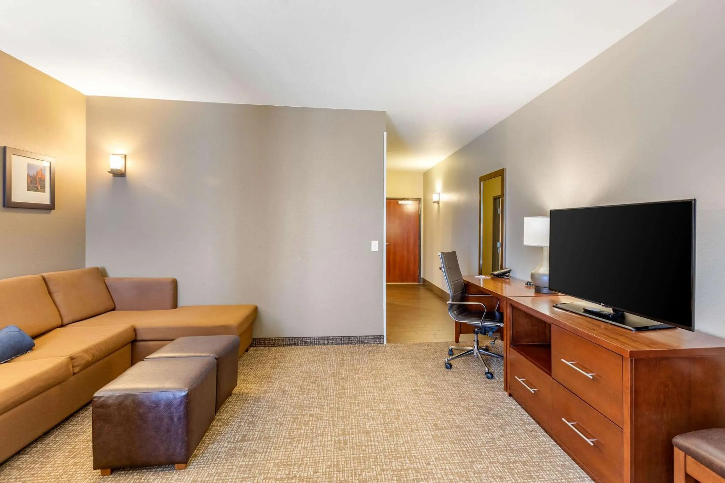 Bedroom in Comfort Suites Near Denver Downtown