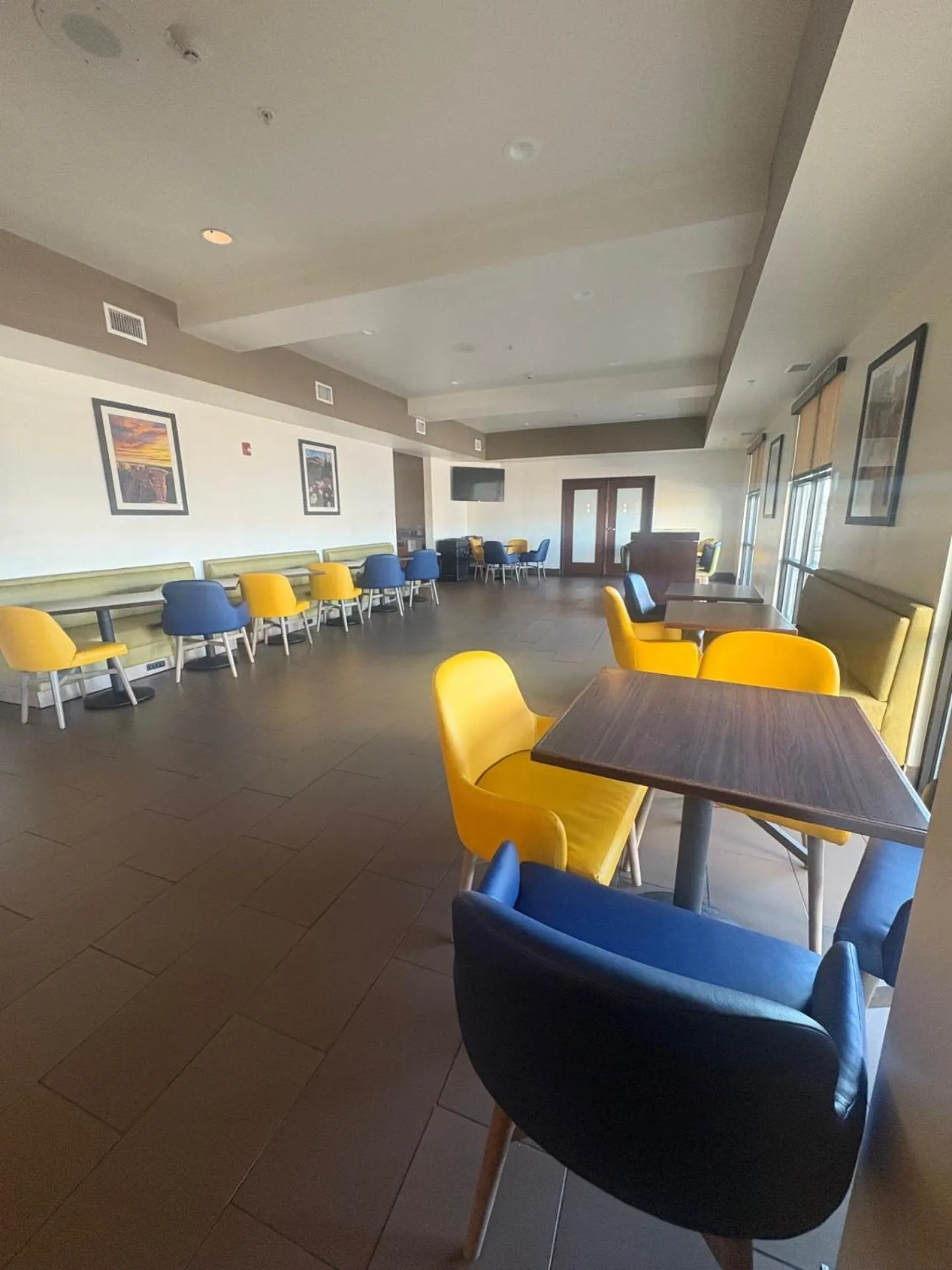 Breakfast in Comfort Suites Near Denver Downtown