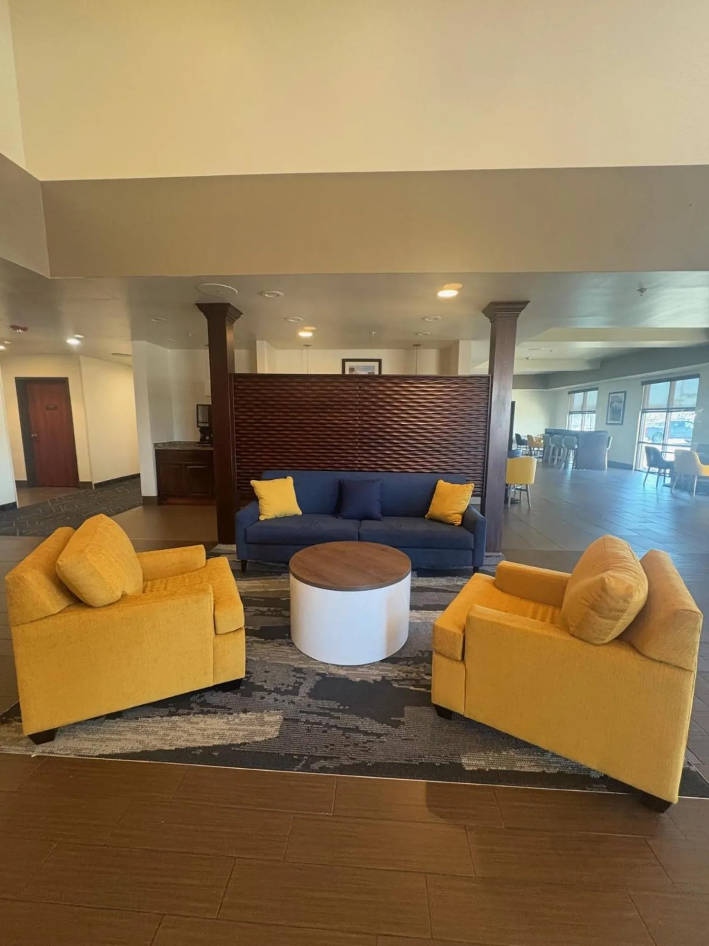 Seating area in Comfort Suites Near Denver Downtown