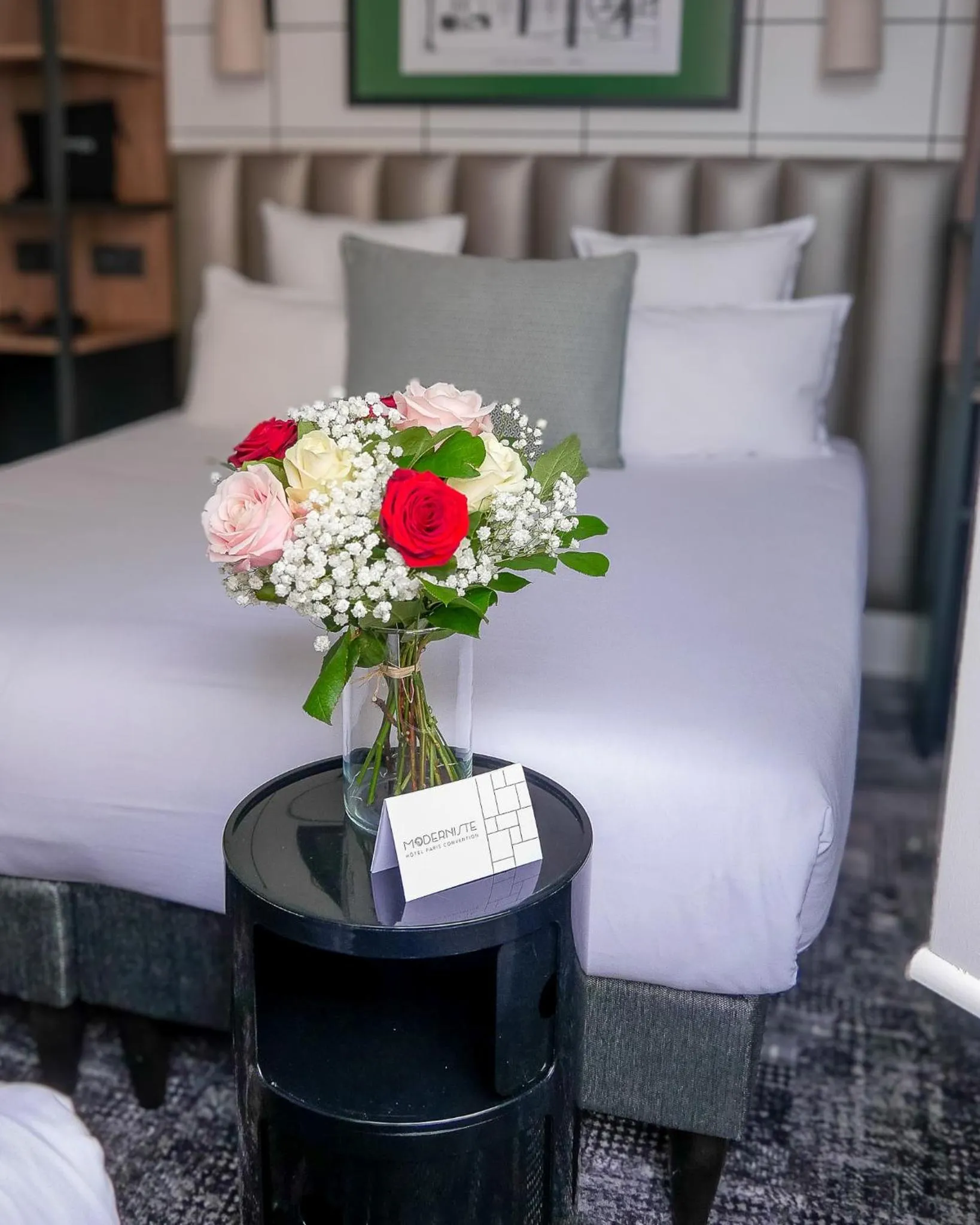 room service, Bed in Hôtel Moderniste