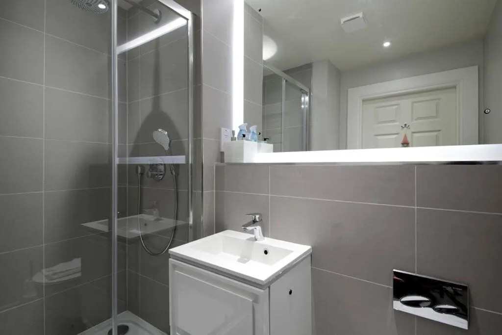 Bernard St - Bright and spacious 1 bed apartment at the Shore!