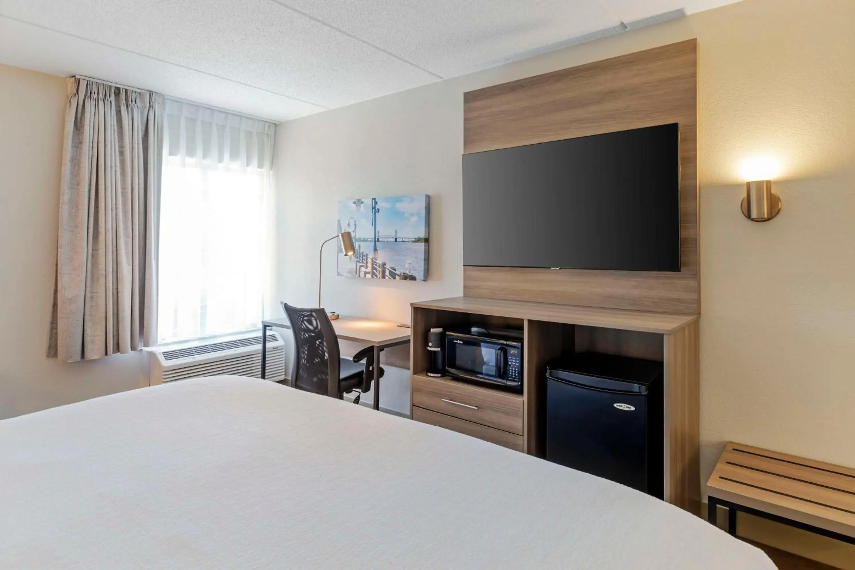 Bedroom, Bed in Best Western Plus Wilmington / Wrightsville Beach Bedroom, Bed in Best Western Plus Wilmington / Wrightsville Beach