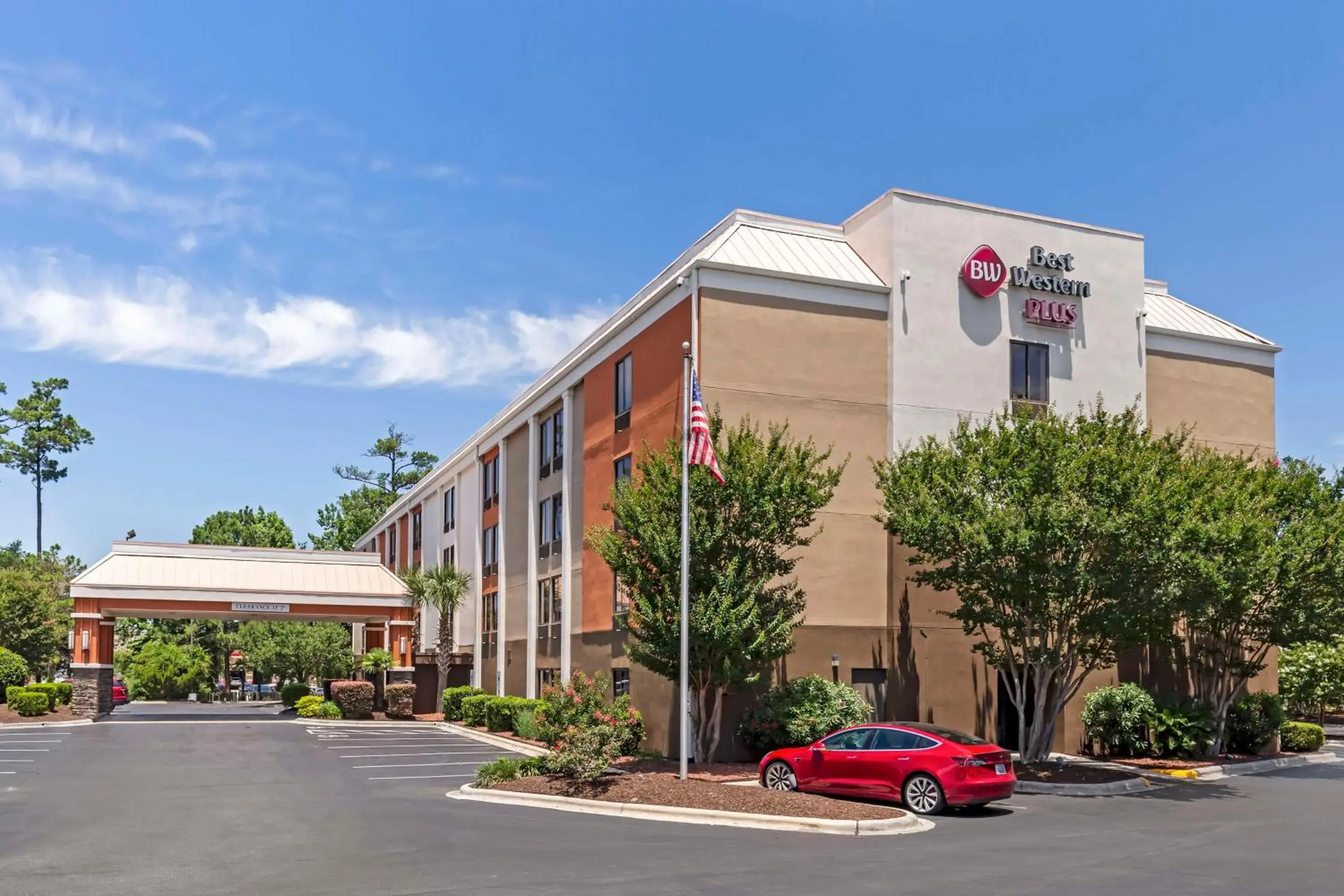 Property building in Best Western Plus Wilmington / Wrightsville Beach Property building in Best Western Plus Wilmington / Wrightsville Beach