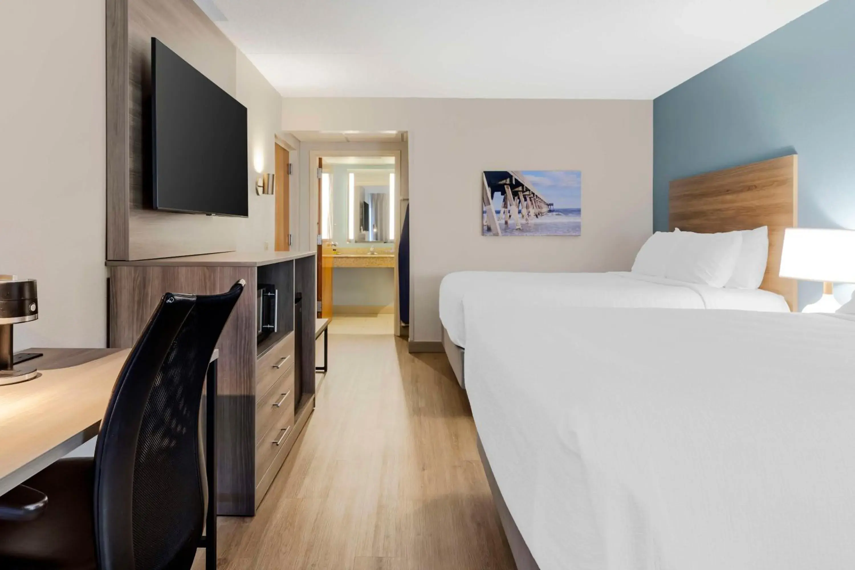 Bedroom, Bed in Best Western Plus Wilmington / Wrightsville Beach Bedroom, Bed in Best Western Plus Wilmington / Wrightsville Beach