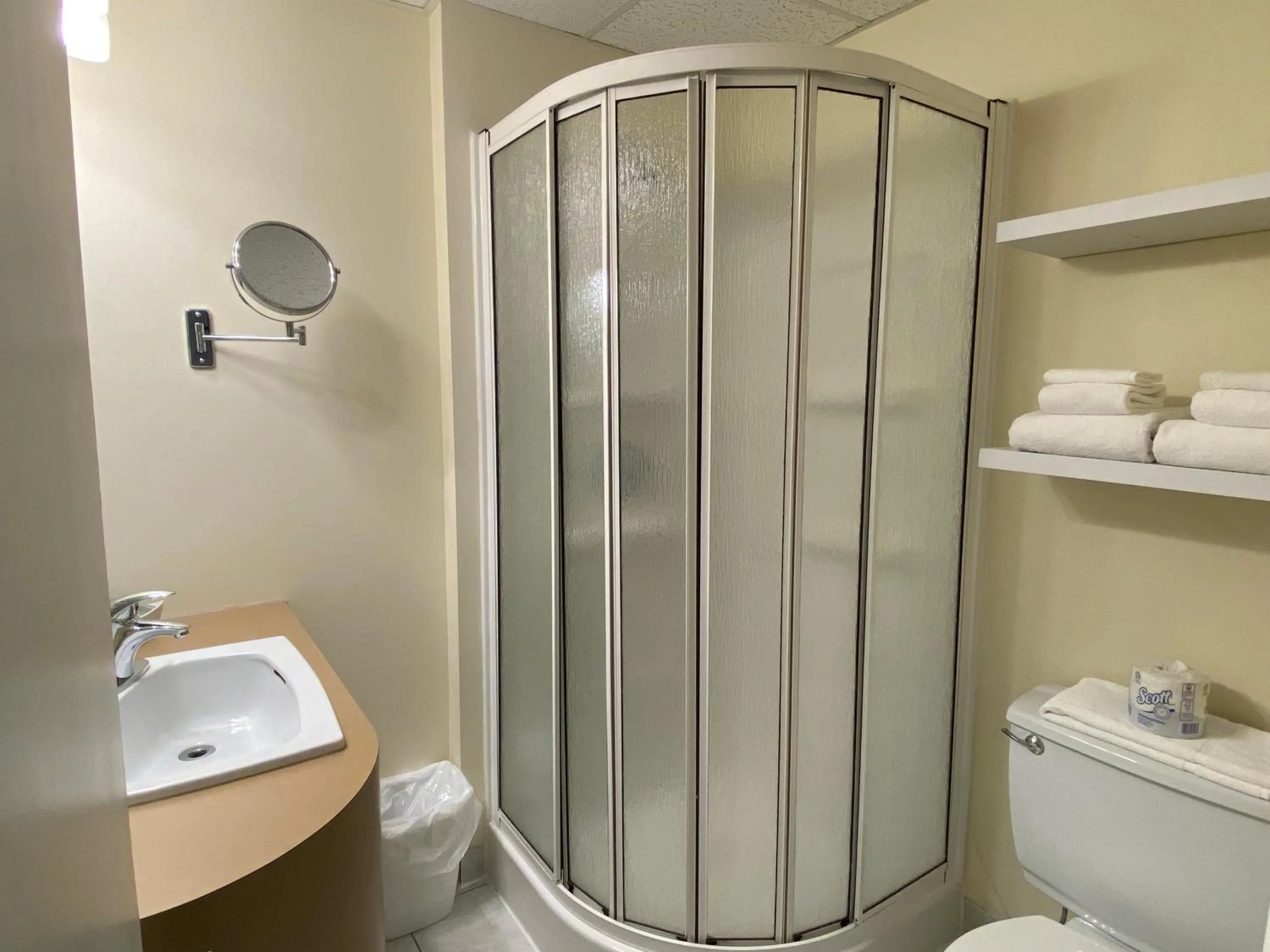 Bathroom in Hôtel Centre-Ville