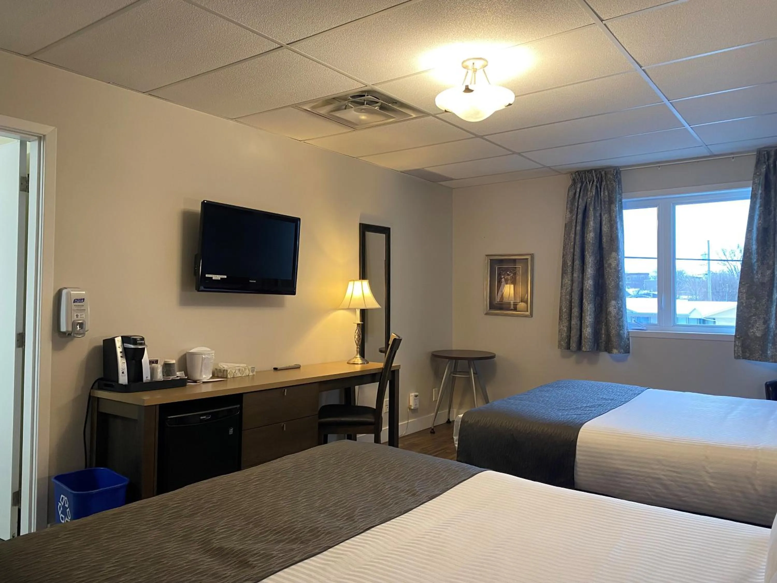 Photo of the whole room, Bed in Hôtel Centre-Ville