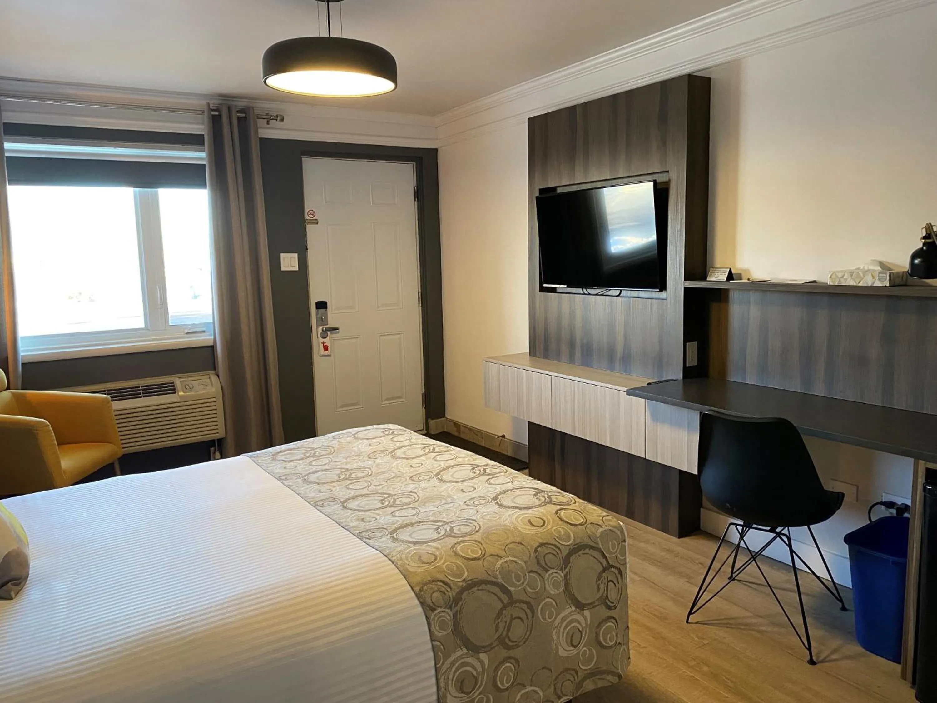 Bedroom, Bed in Hôtel Centre-Ville