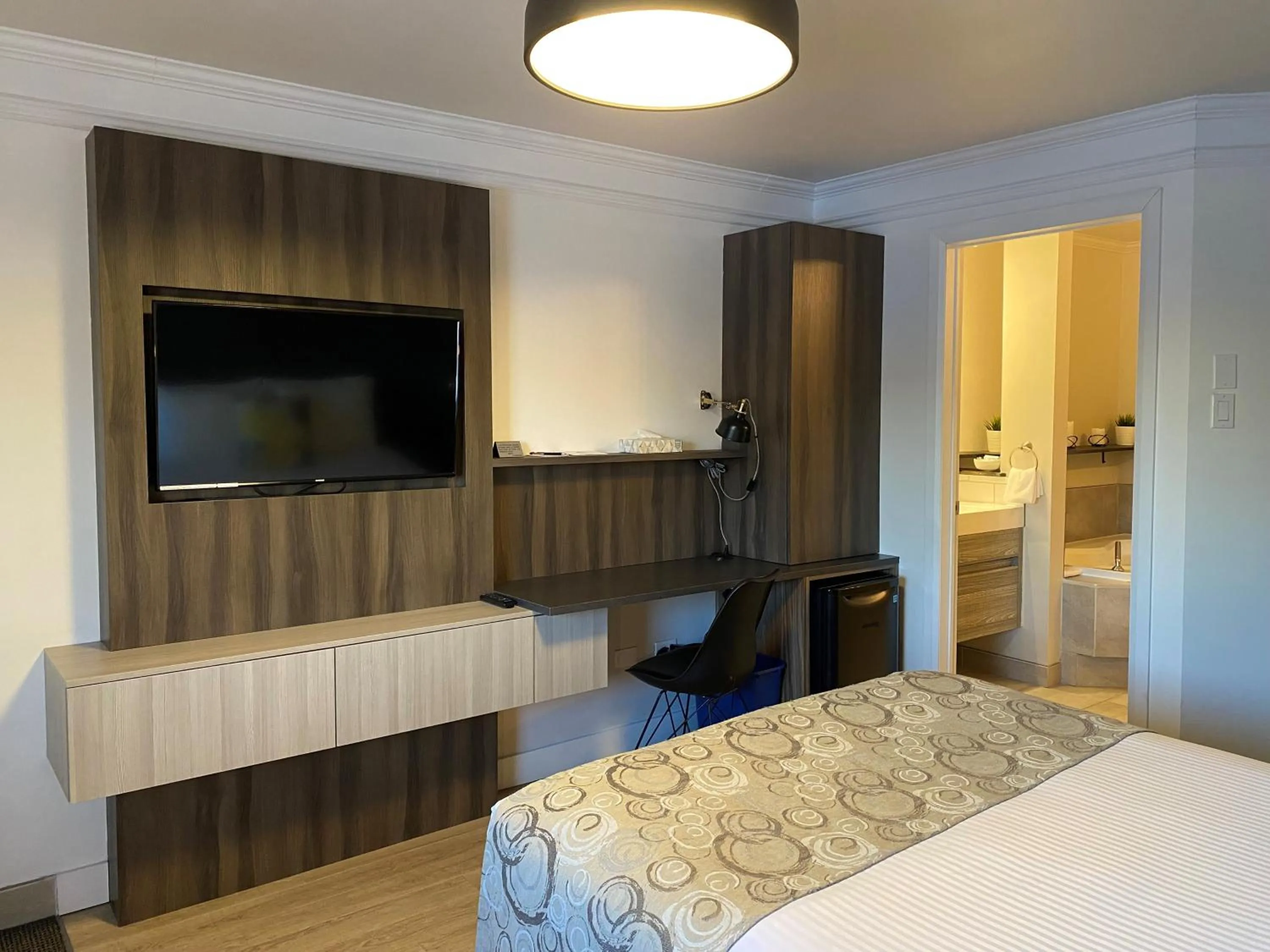 Bedroom, Bed in Hôtel Centre-Ville