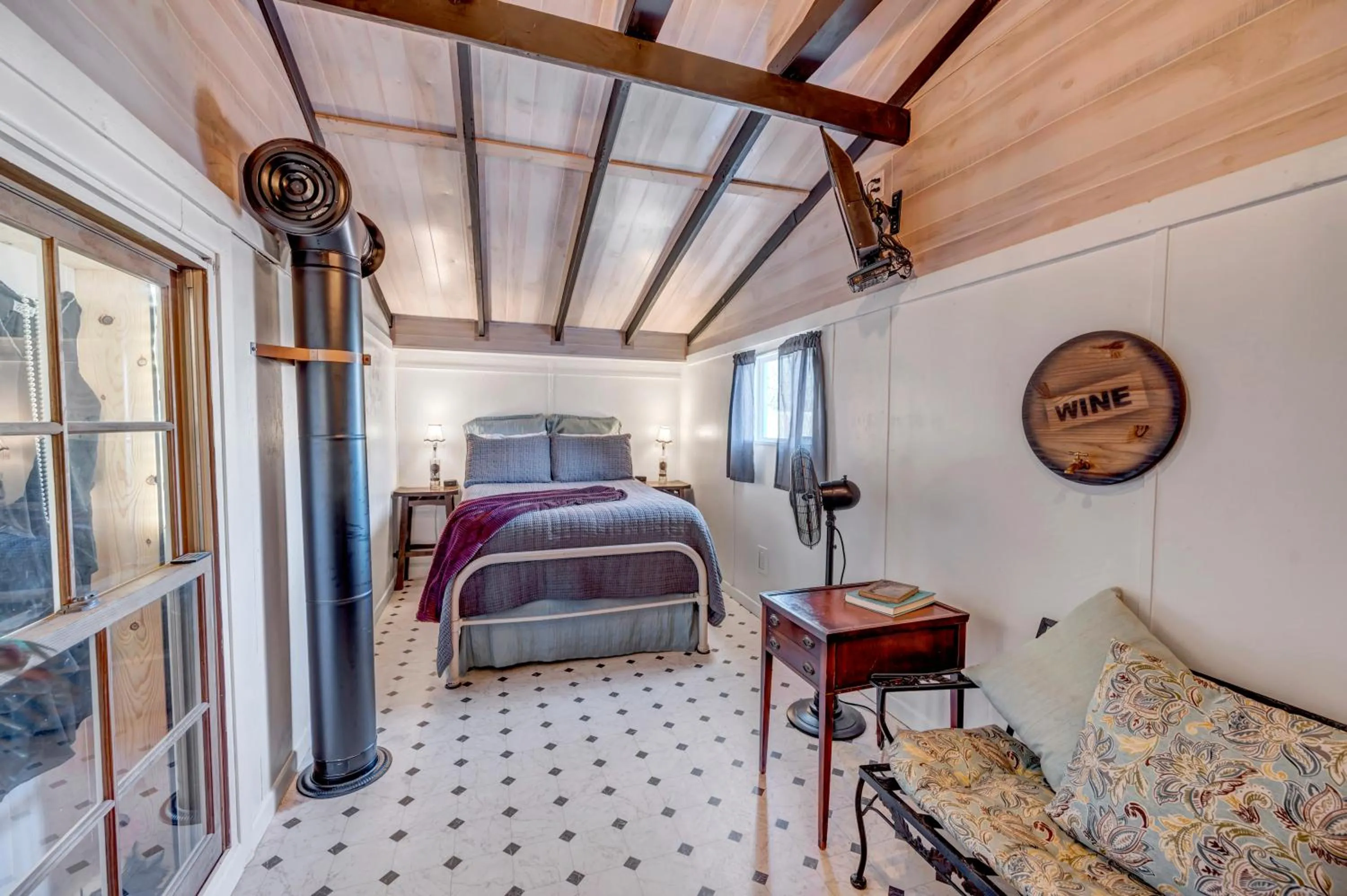 Bedroom, Bed in Full Moon Inn