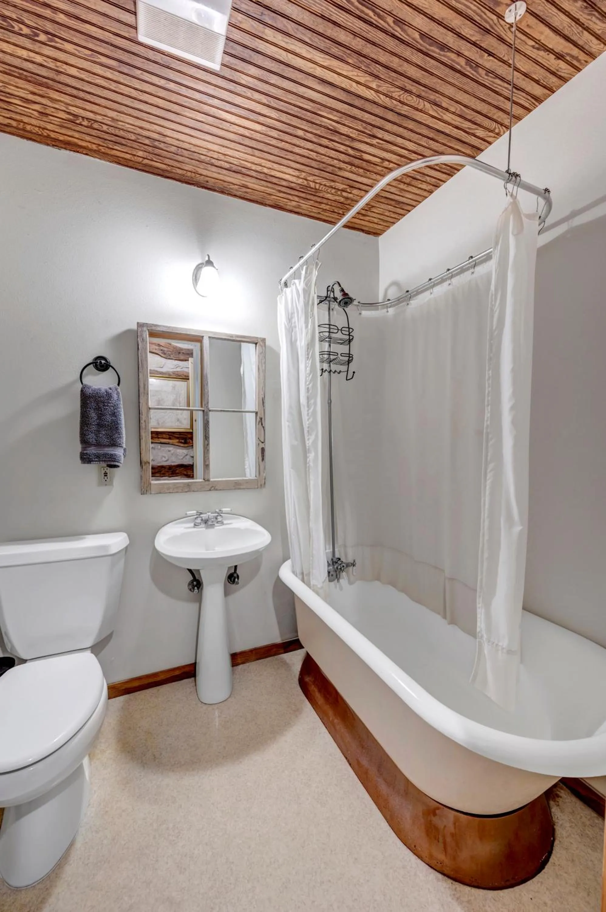 Bathroom in Full Moon Inn