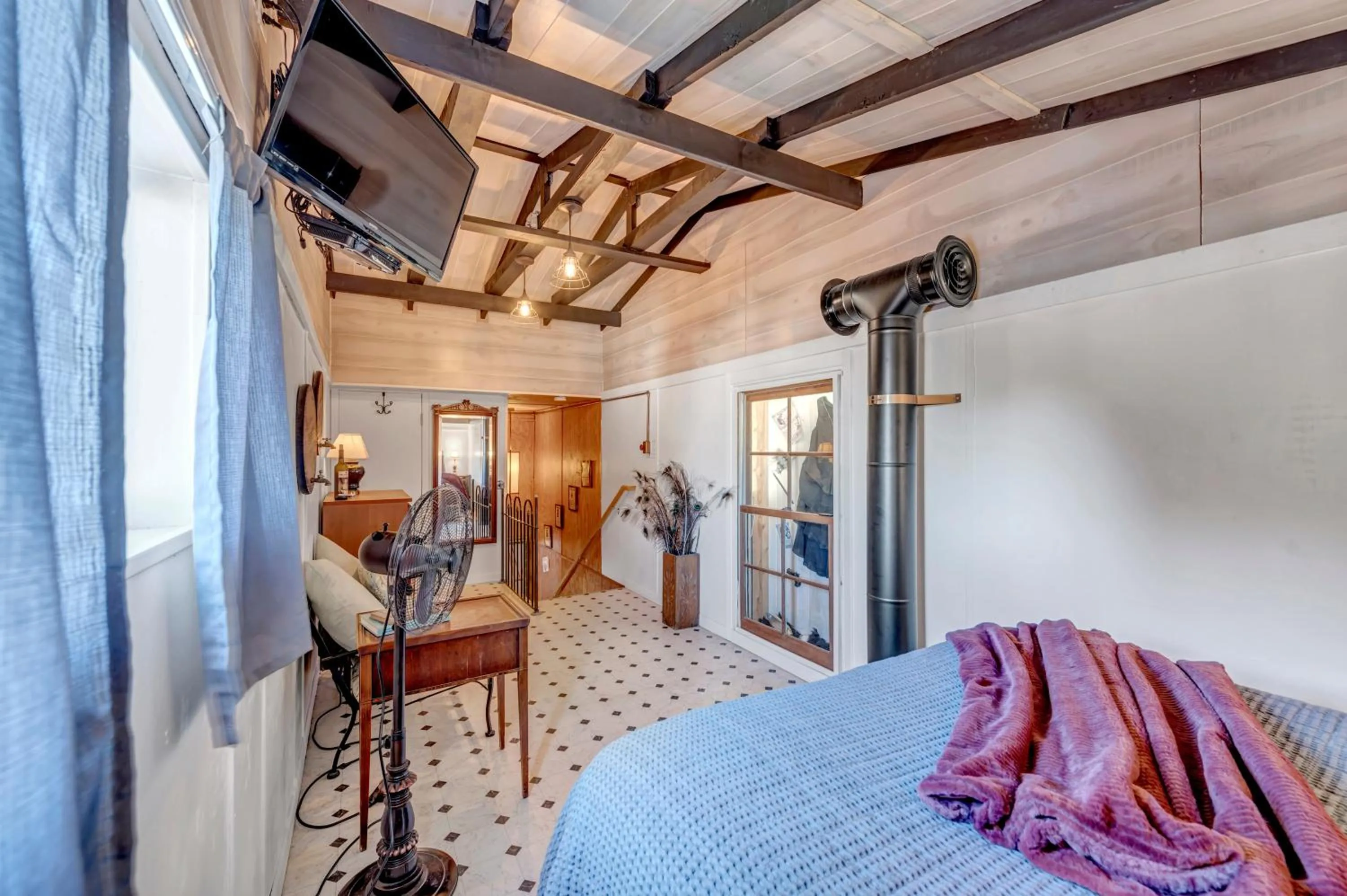 Bedroom, Bed in Full Moon Inn