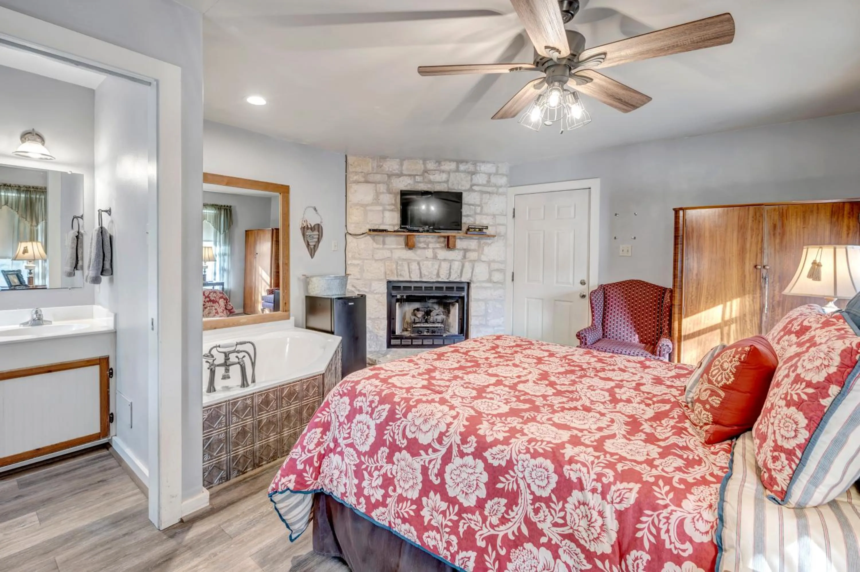 Photo of the whole room, Bed in Full Moon Inn