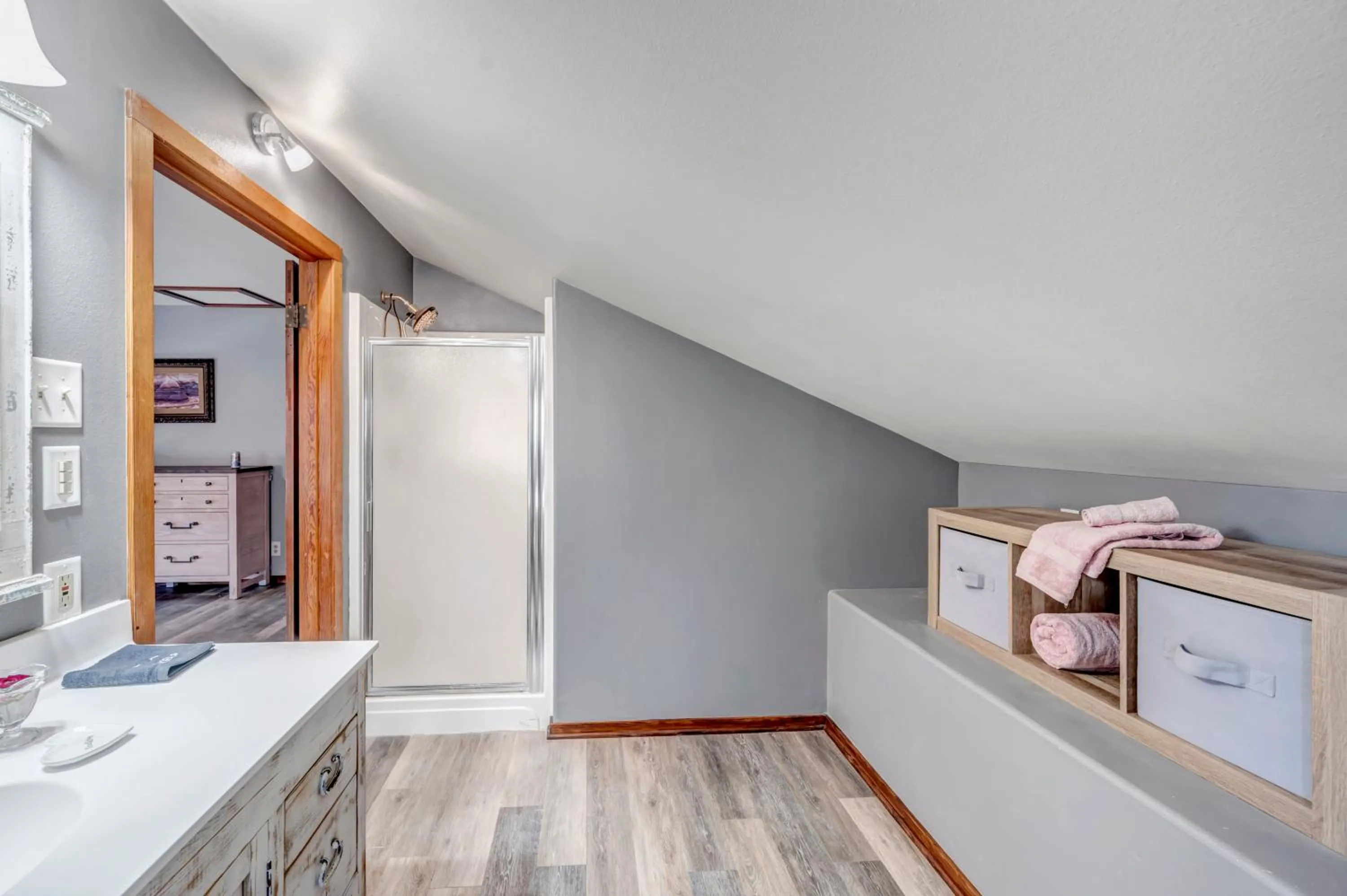 Bathroom, Bed in Full Moon Inn