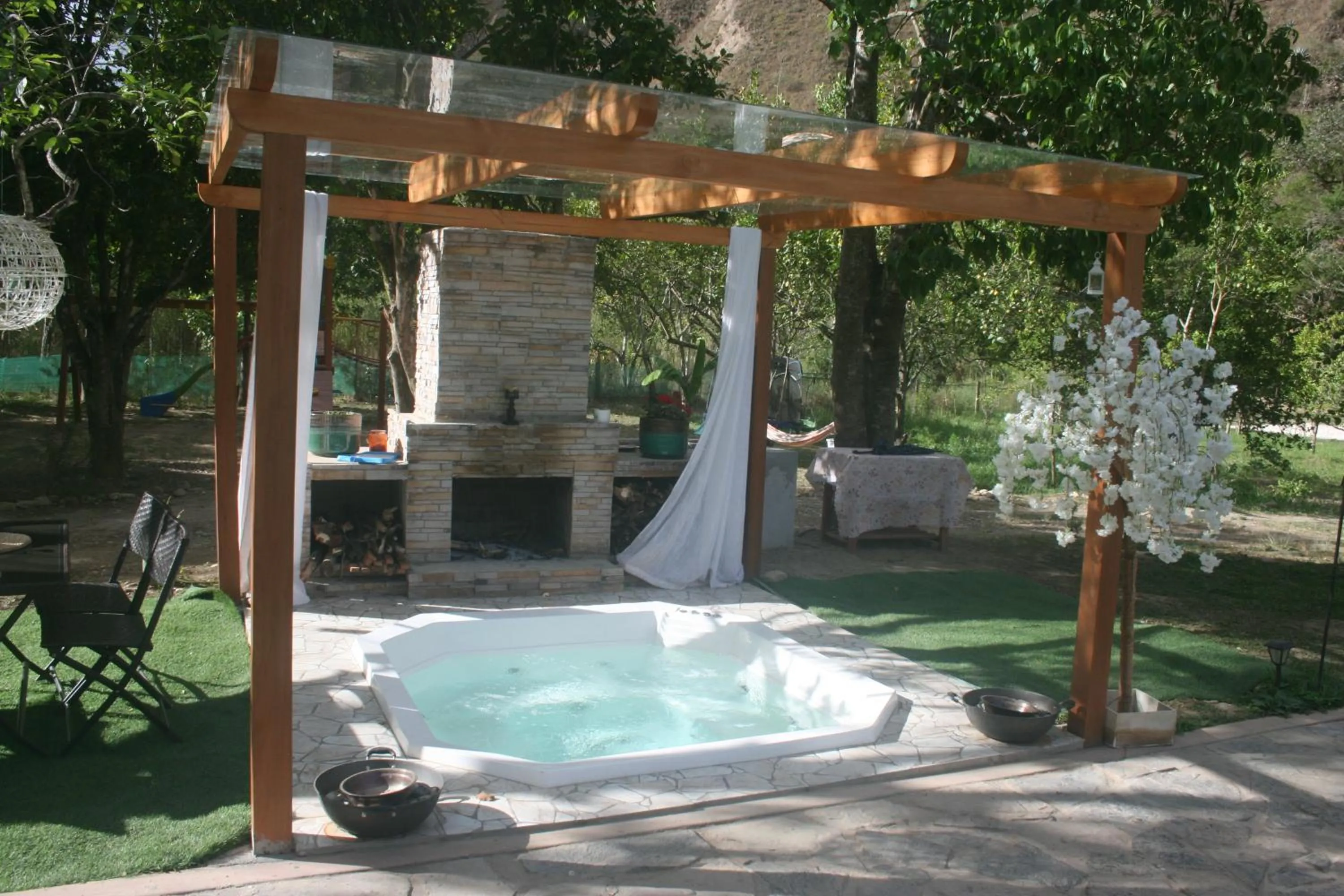 Hot Tub in Zoila's Suite Escape