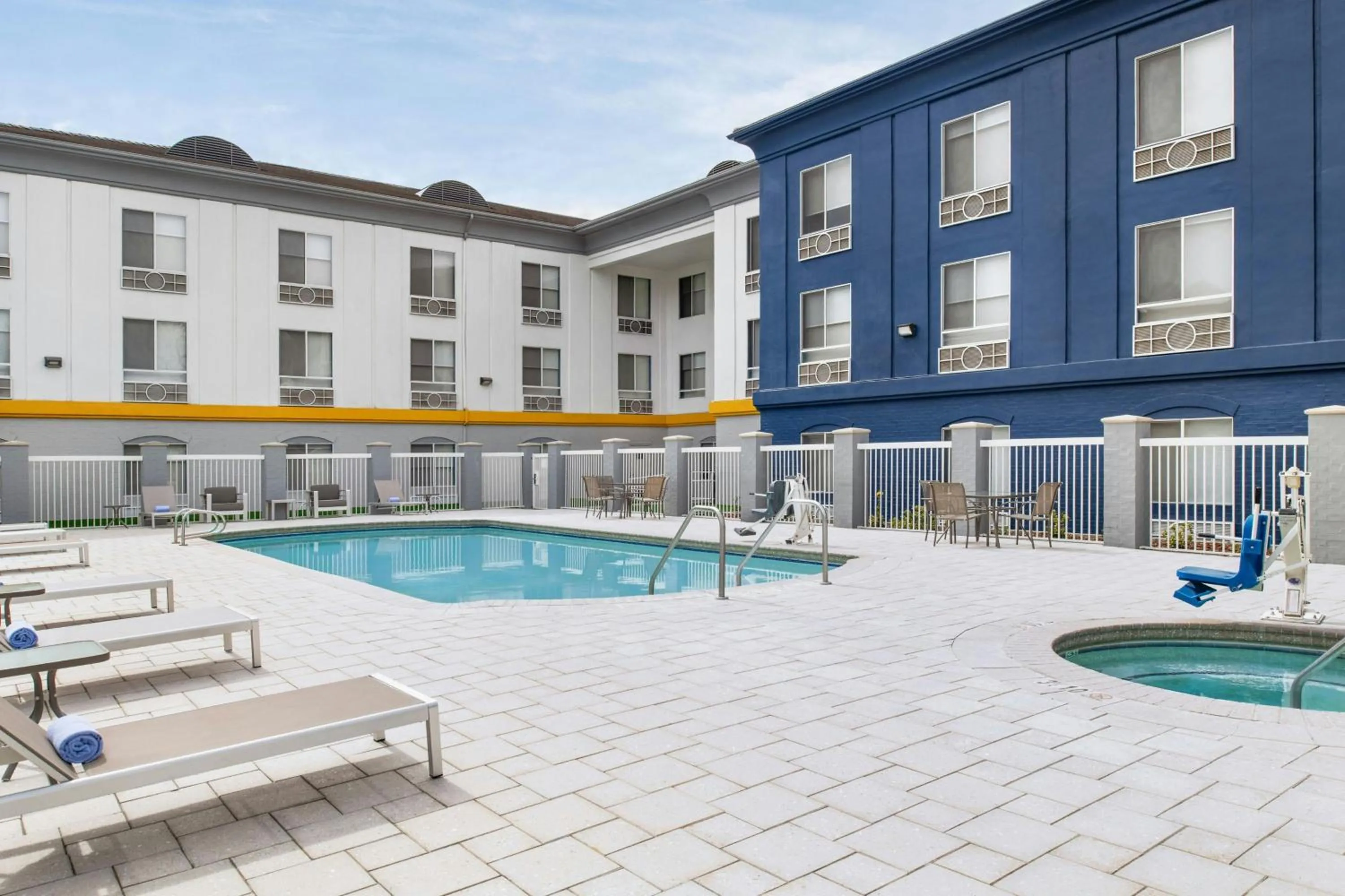 Swimming pool in City Express By Marriott Rancho Cucamonga