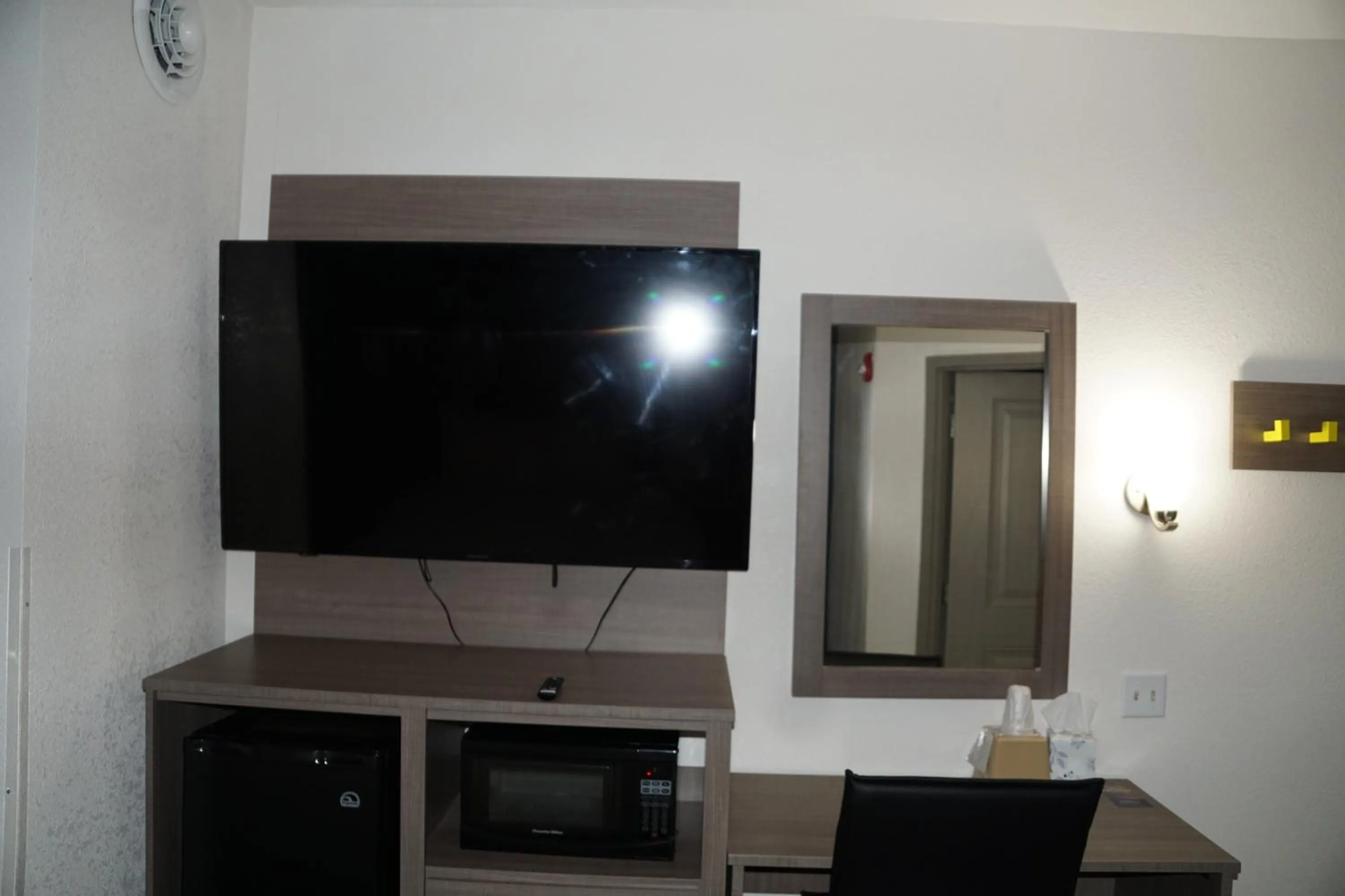 TV and multimedia in Baymont by Wyndham Kingdom City
