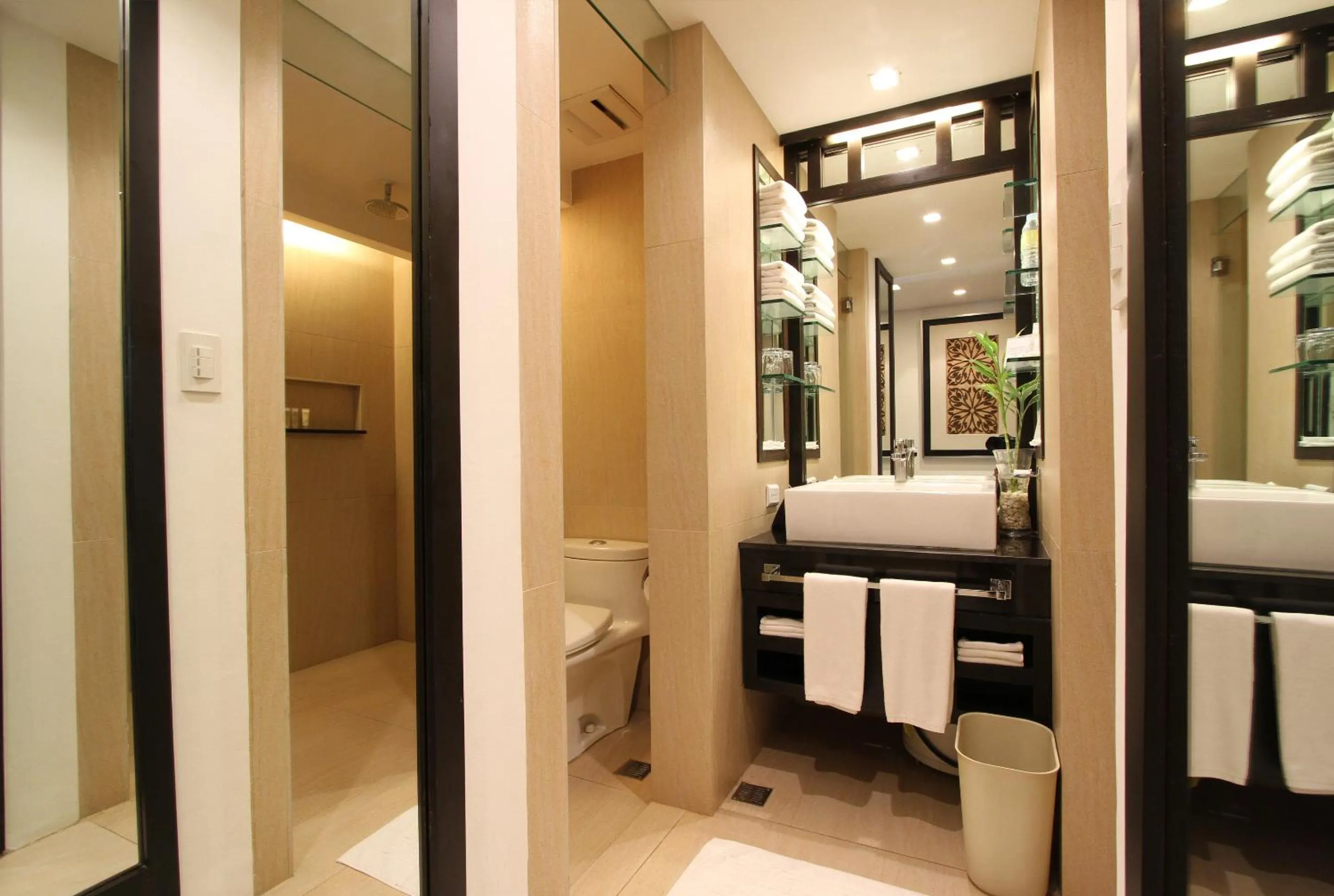 Shower, Bed in The District Boracay