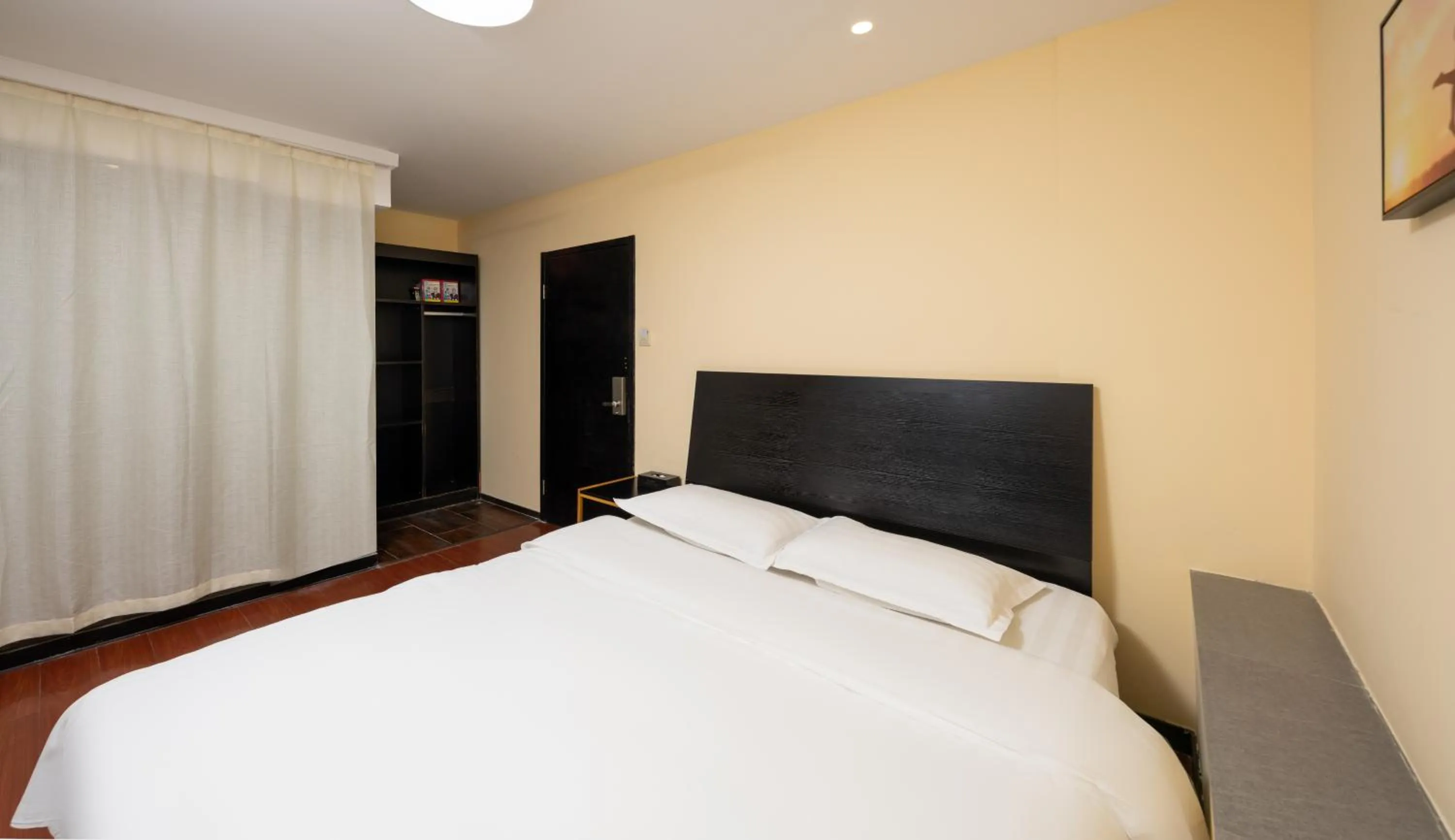 Bed in Spring Time Hostel--Nearby Tiananmen square & Forbidden City & Wangfujing Street & Line 5,6 Subway Nearby,Free WiFi