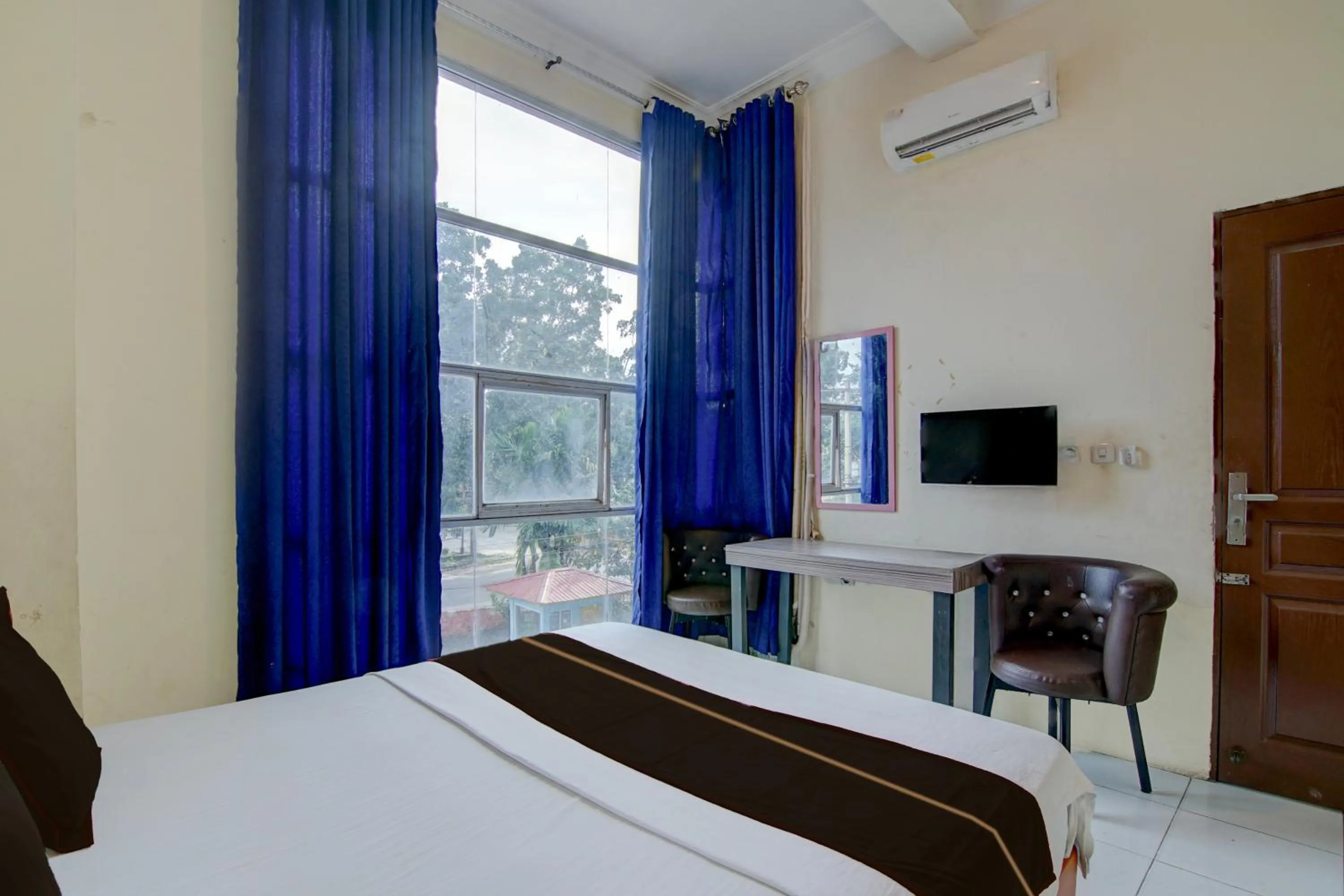 Bedroom, Bed in Hotel O Pekanbaru near Mall Ciputra Seraya formerly Lotus Inn