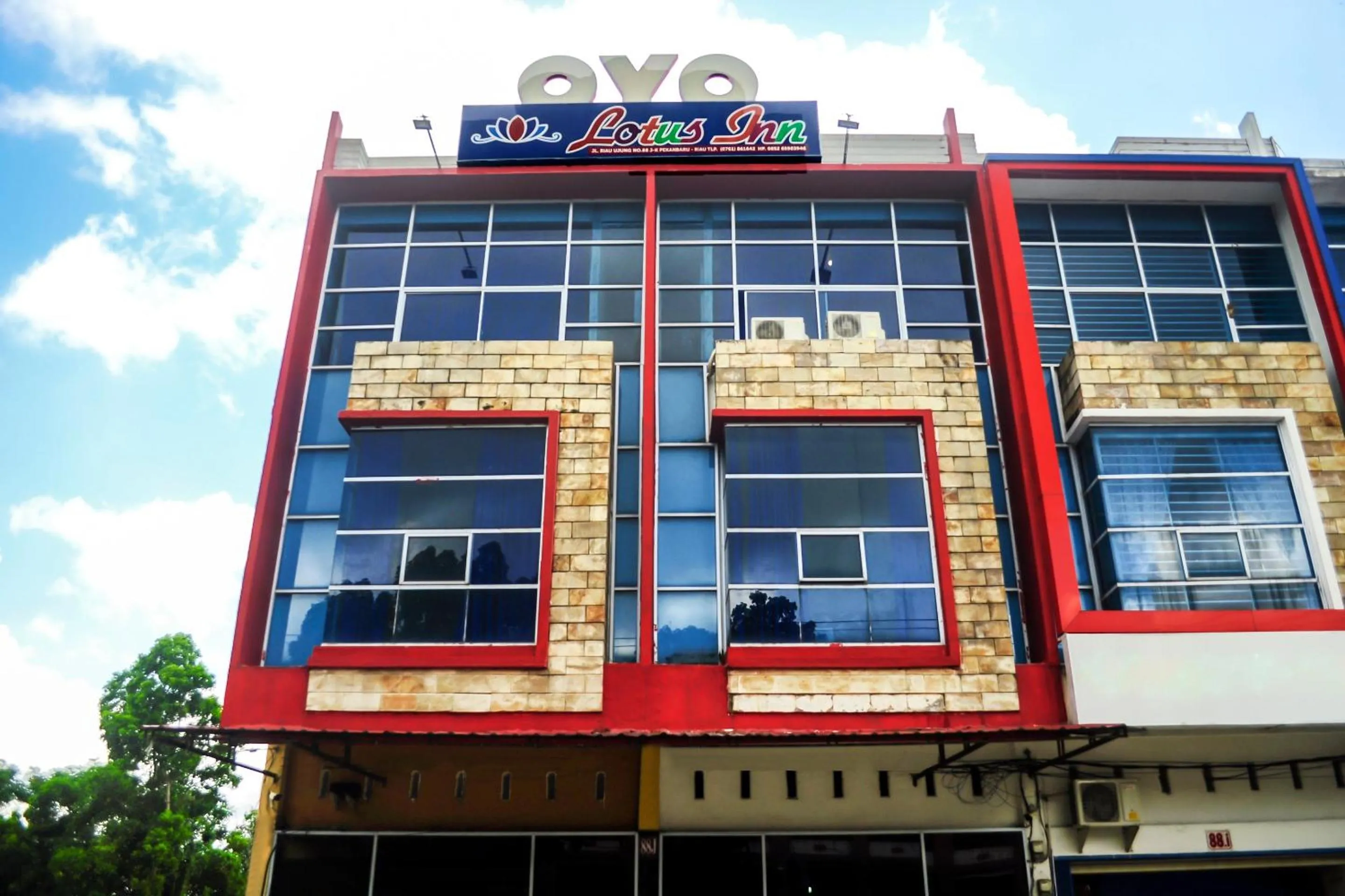 Facade/entrance in Hotel O Pekanbaru near Mall Ciputra Seraya formerly Lotus Inn