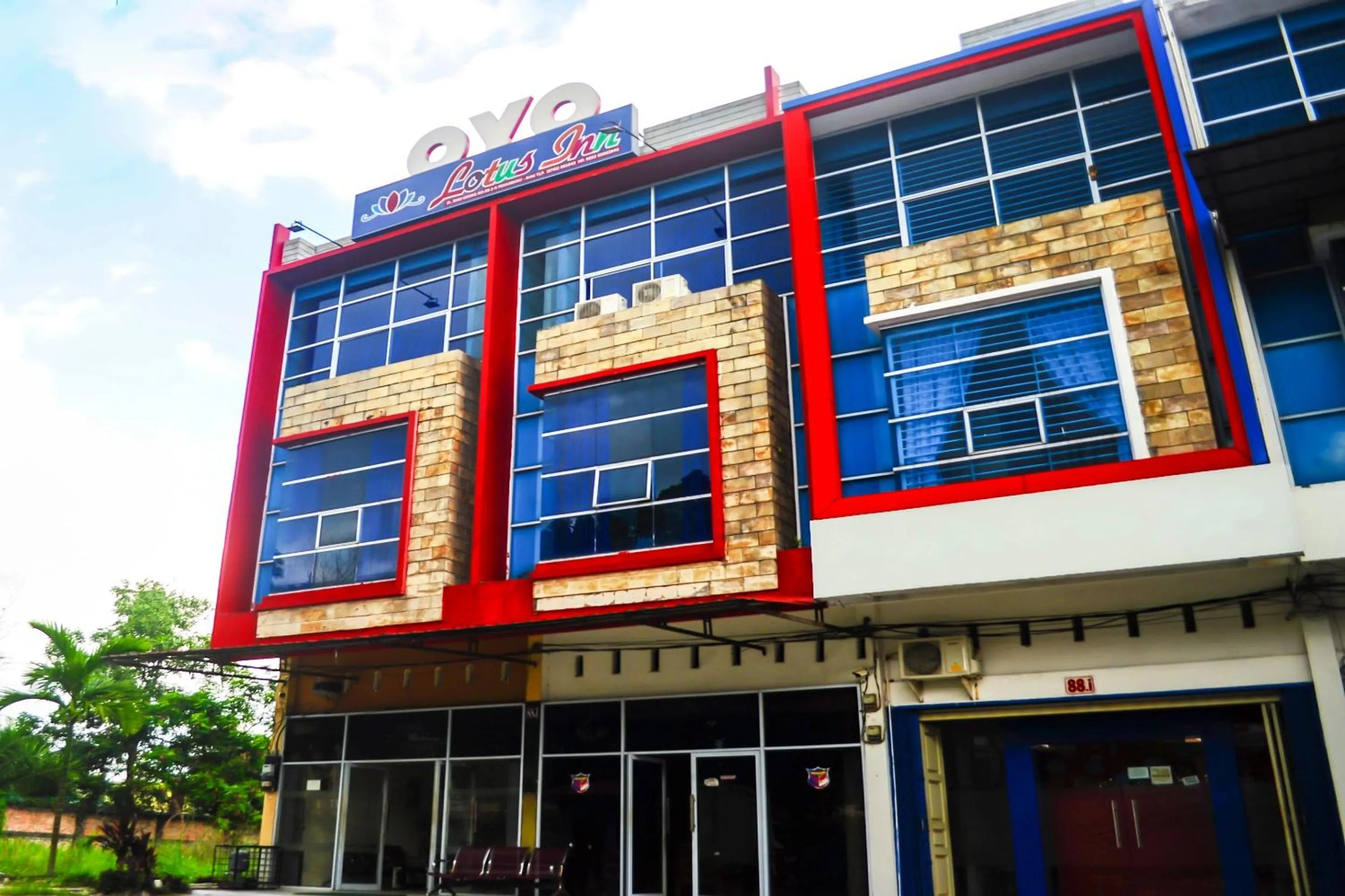 Facade/entrance in Hotel O Pekanbaru near Mall Ciputra Seraya formerly Lotus Inn