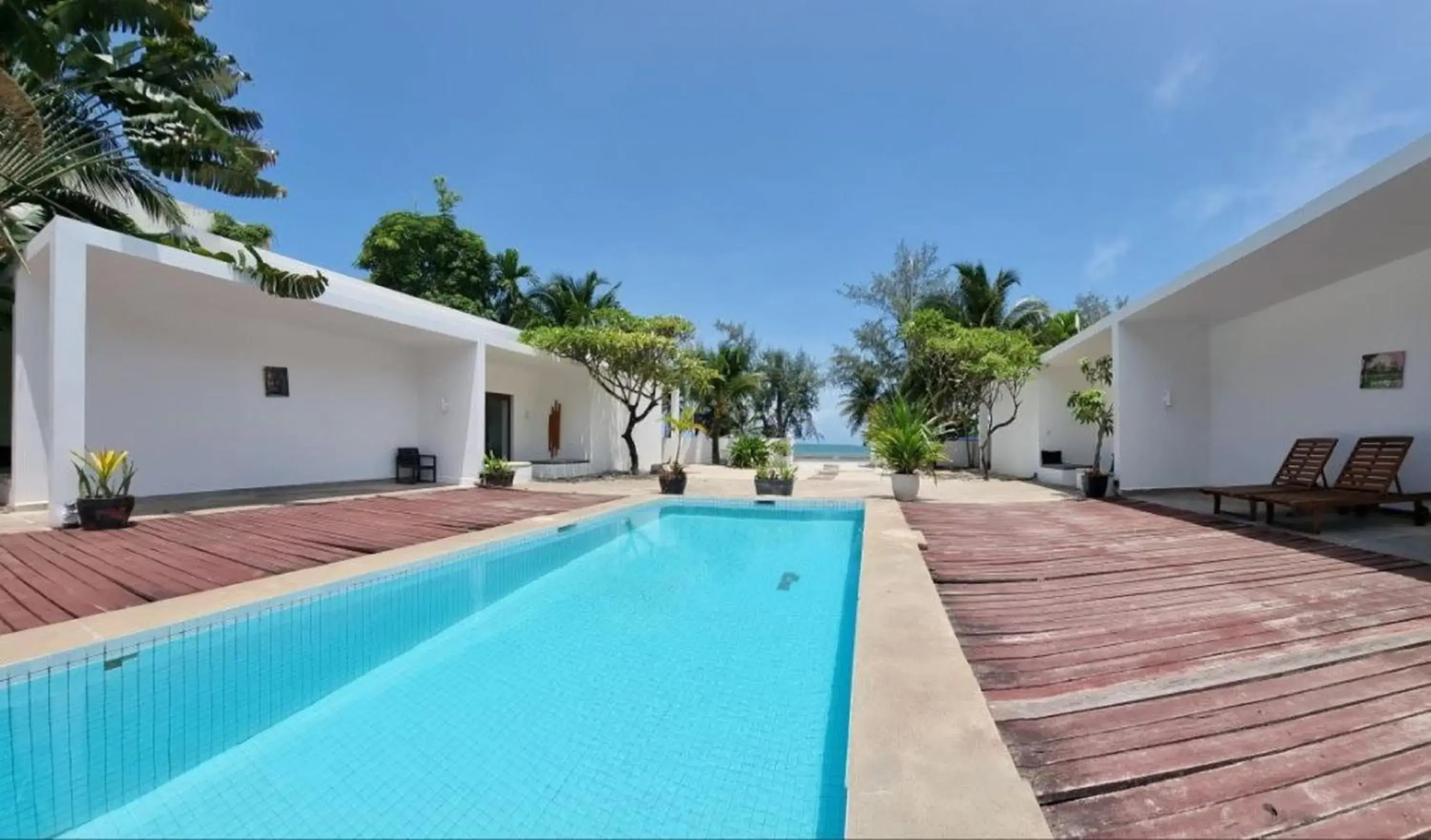 Swimming pool in Mittali Beach Hotel Swimming pool in Mittali Beach Hotel