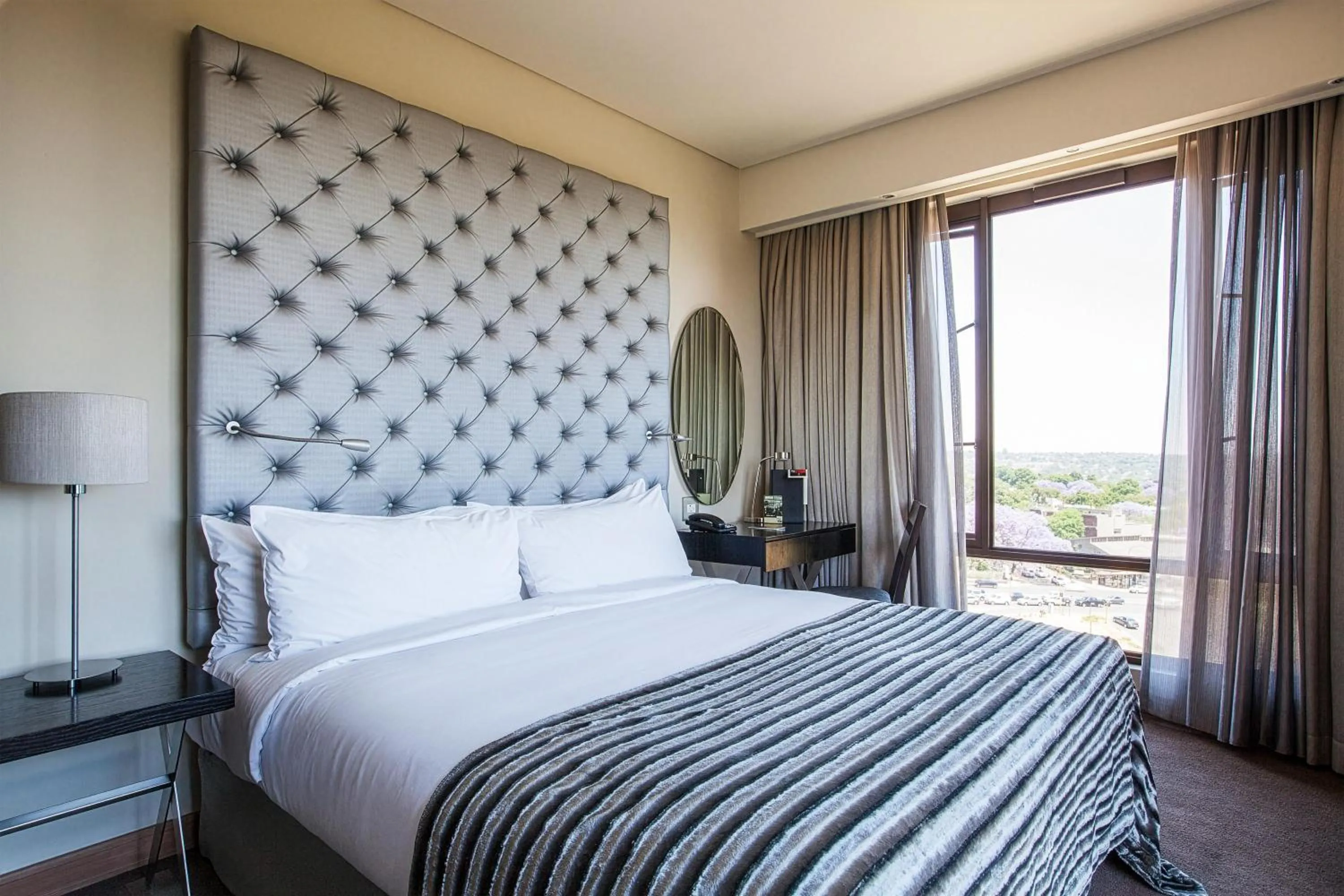 Photo of the whole room, Bed in Southern Sun Hyde Park Sandton