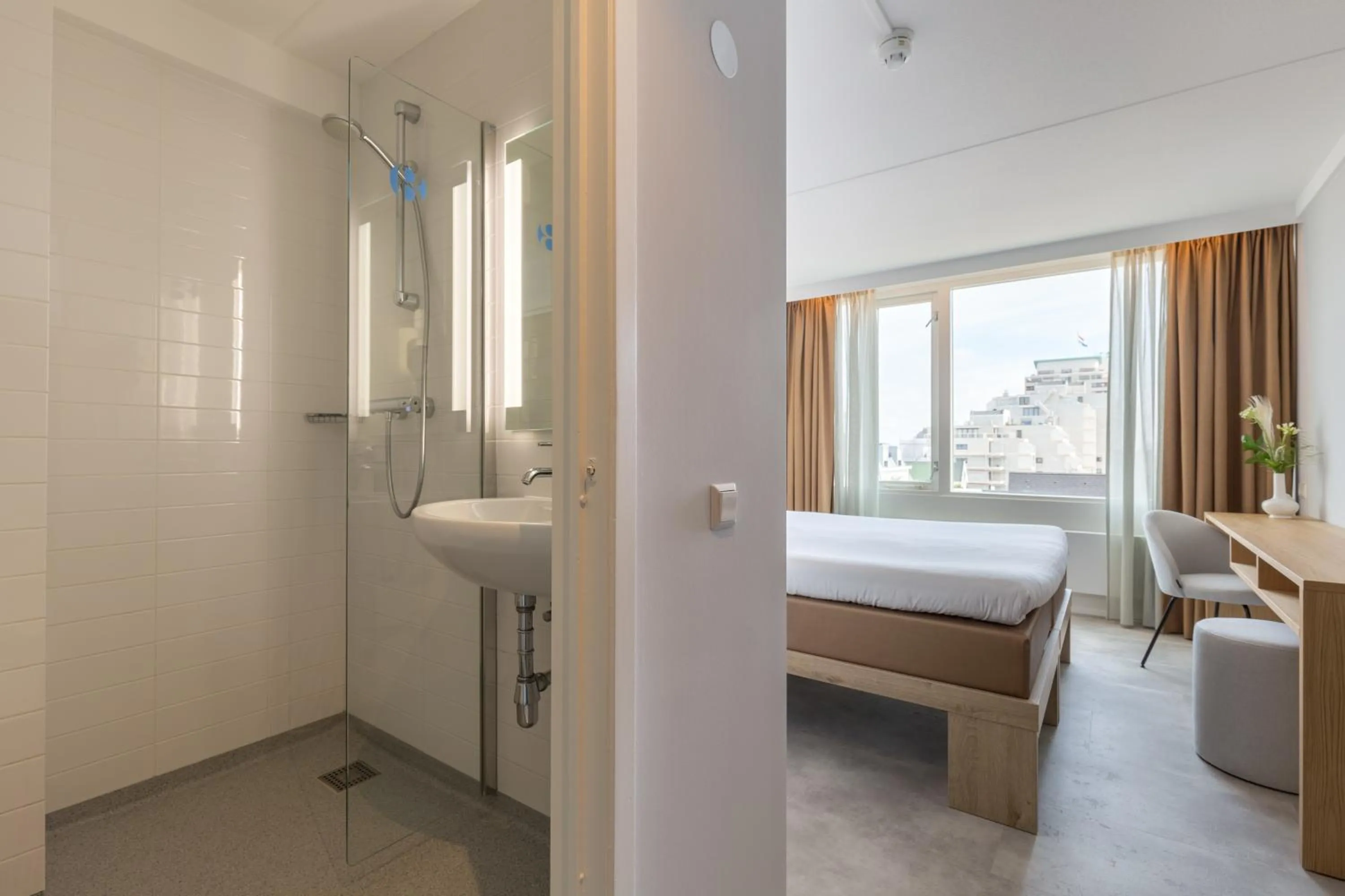 Bathroom, Bed in Hotel de Baak Seaside