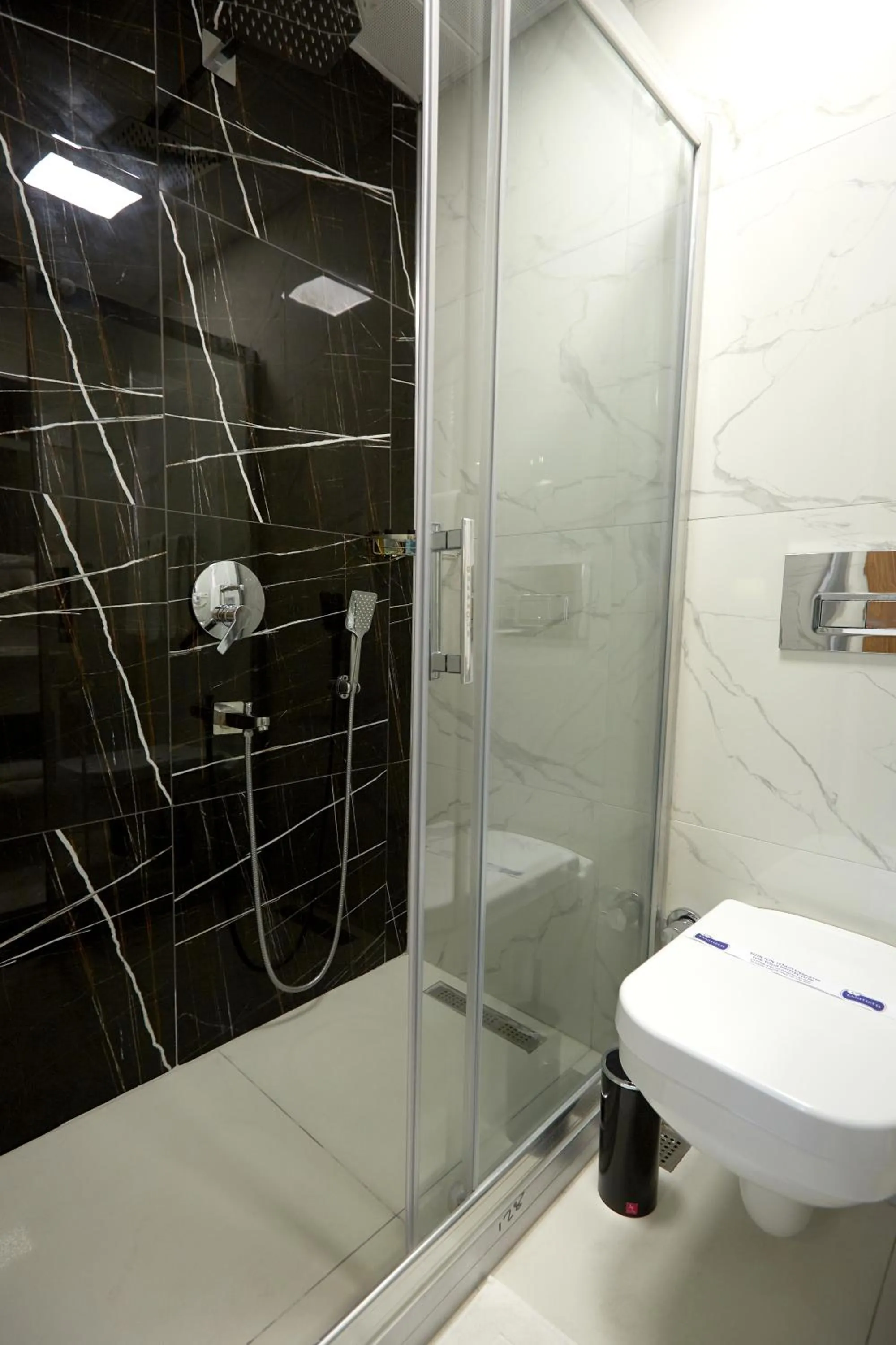 Shower in Kartal Palace Taksim Square FAMILY HOTEL