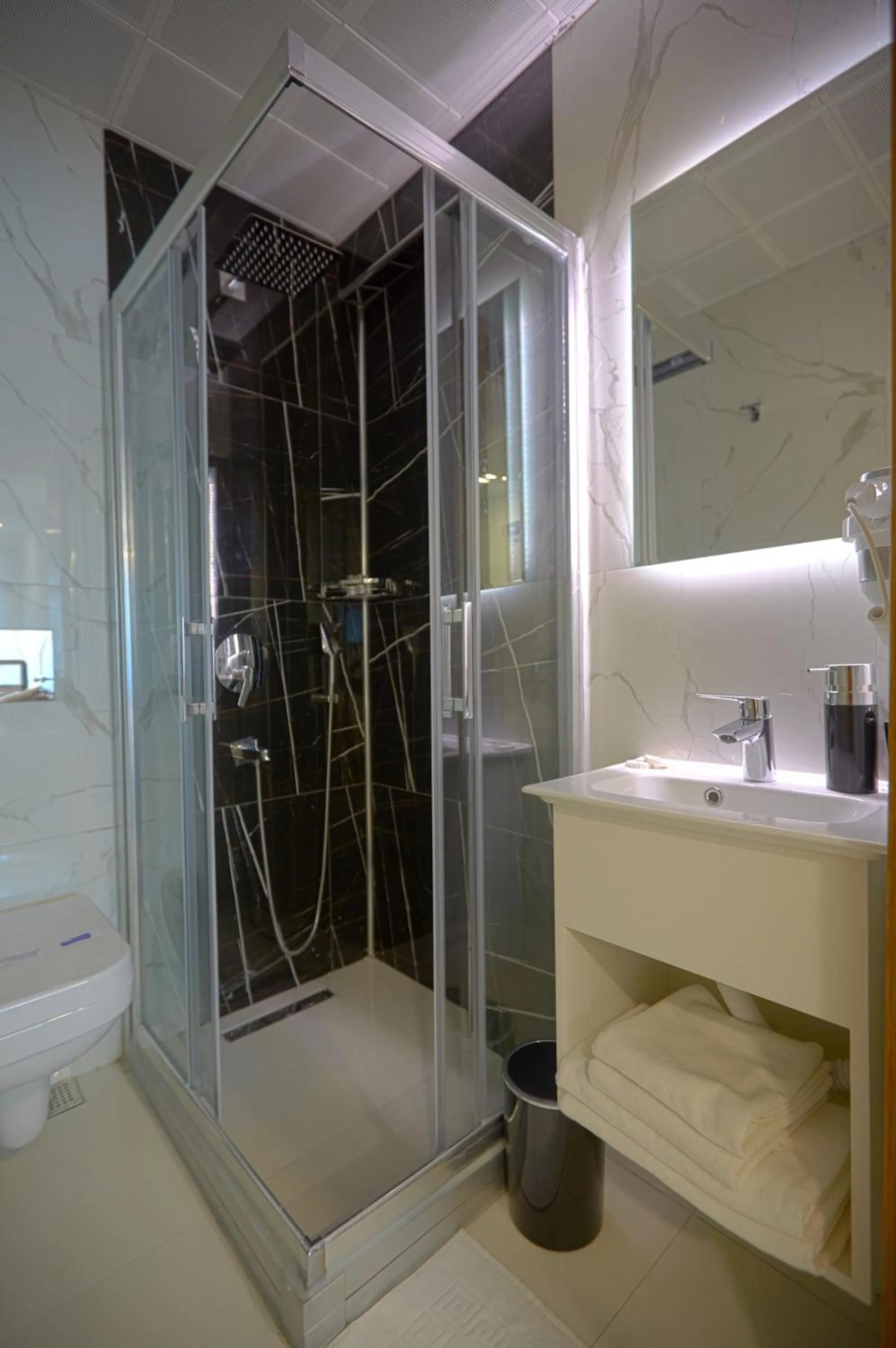 Toilet in Kartal Palace Taksim Square FAMILY HOTEL