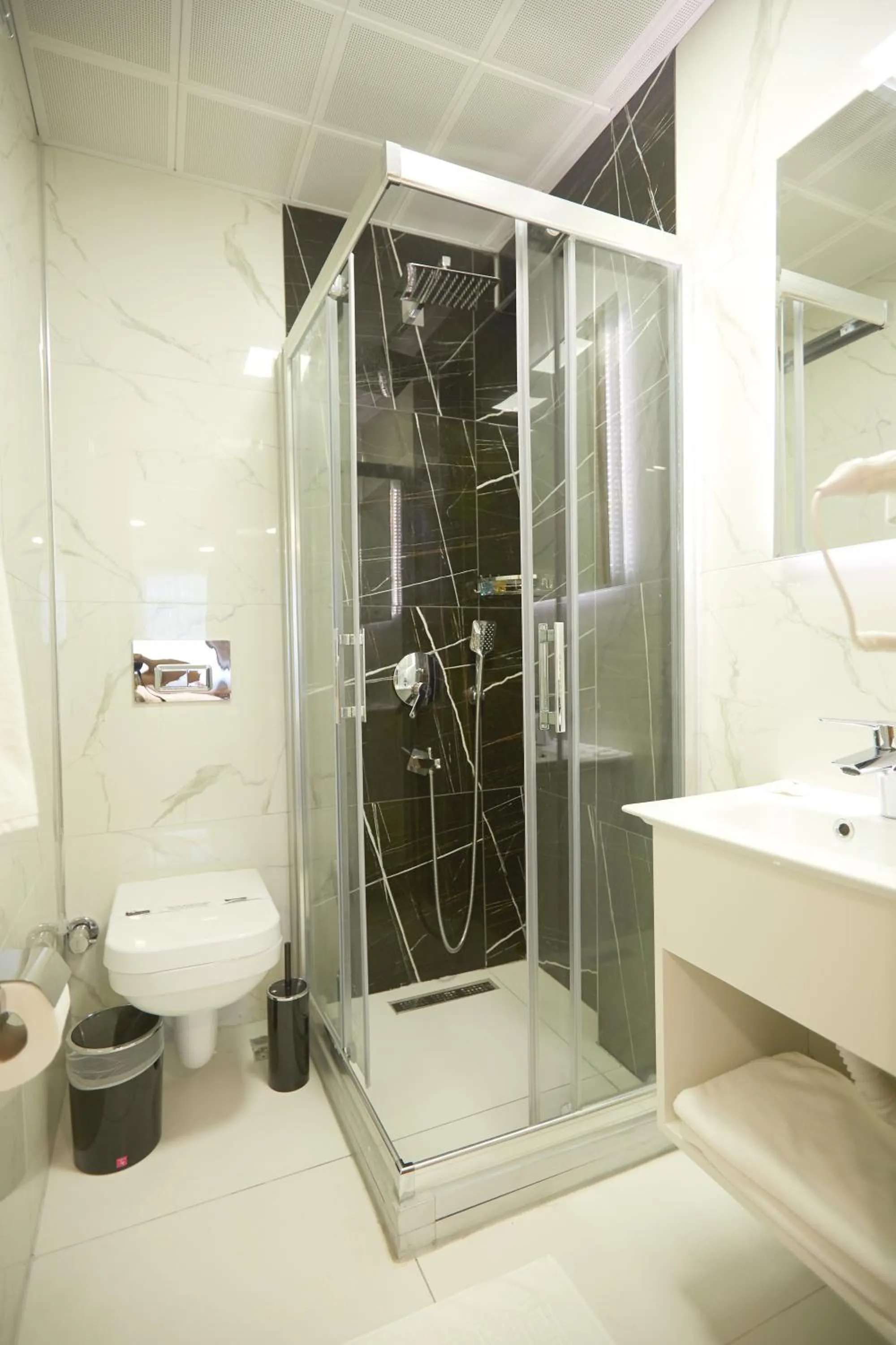 Shower in Kartal Palace Taksim Square FAMILY HOTEL
