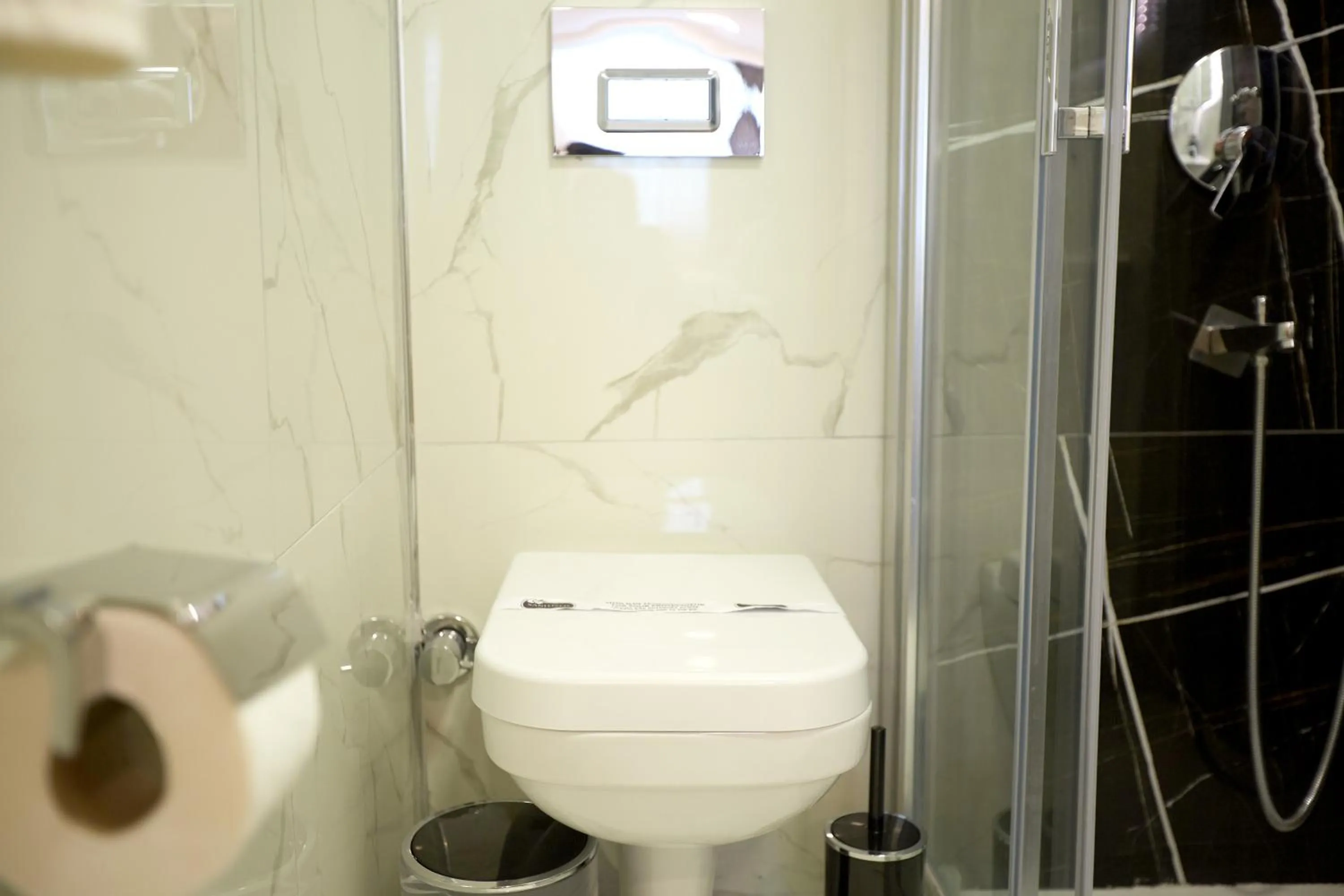 Shower in Kartal Palace Taksim Square FAMILY HOTEL