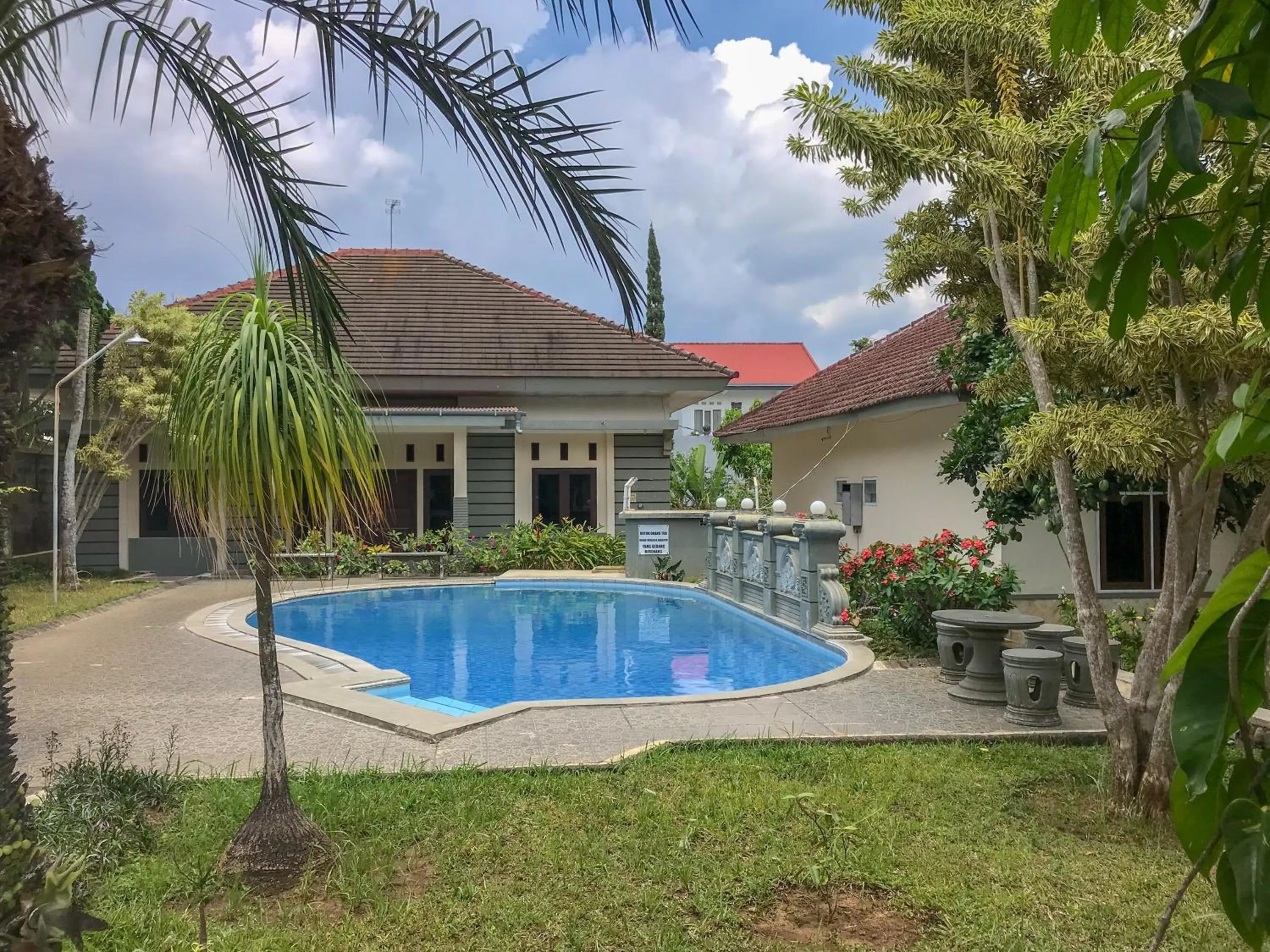 Swimming pool in Villa Bunga Guest House RedPartner