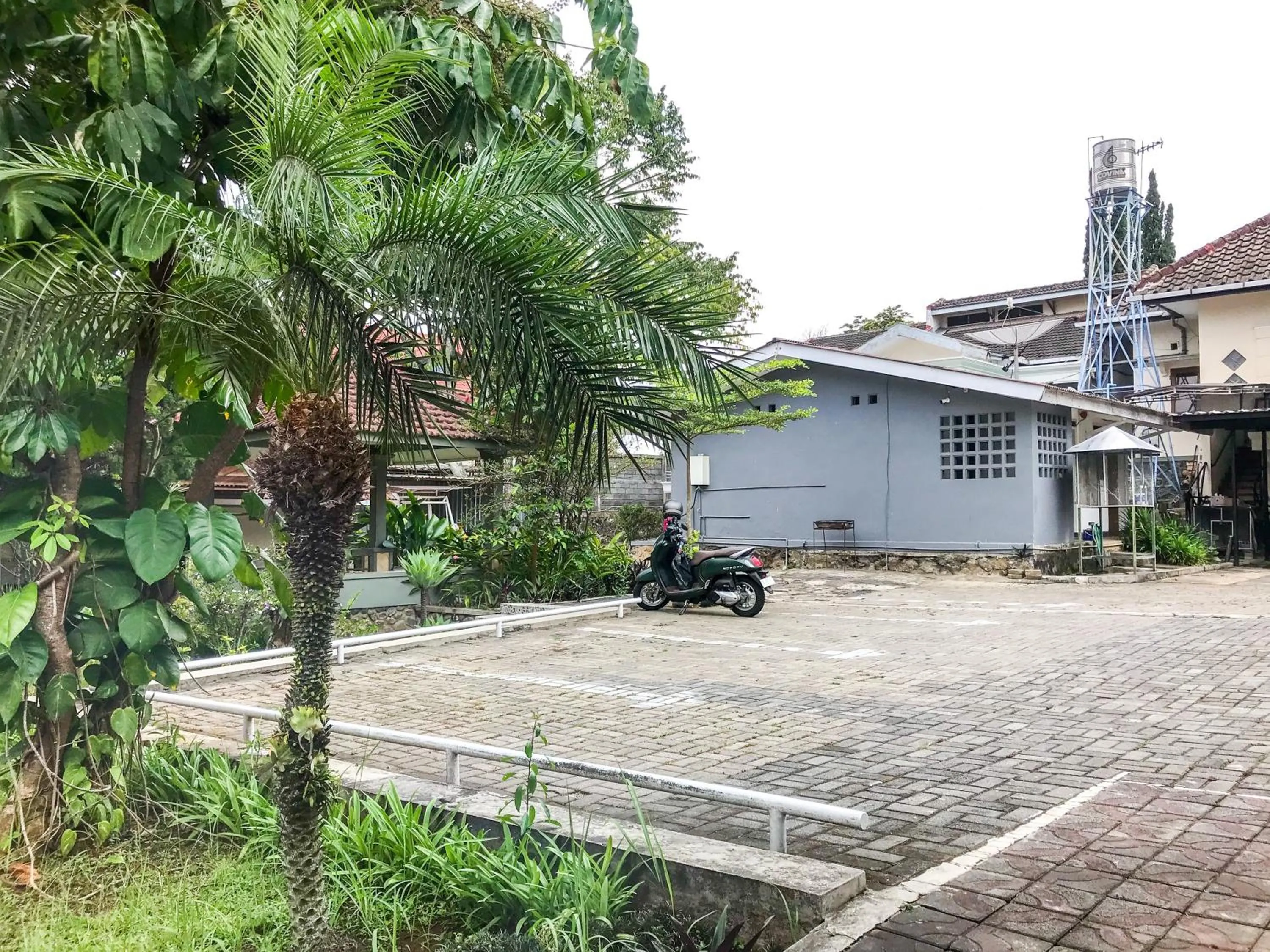 Parking in Villa Bunga Guest House RedPartner