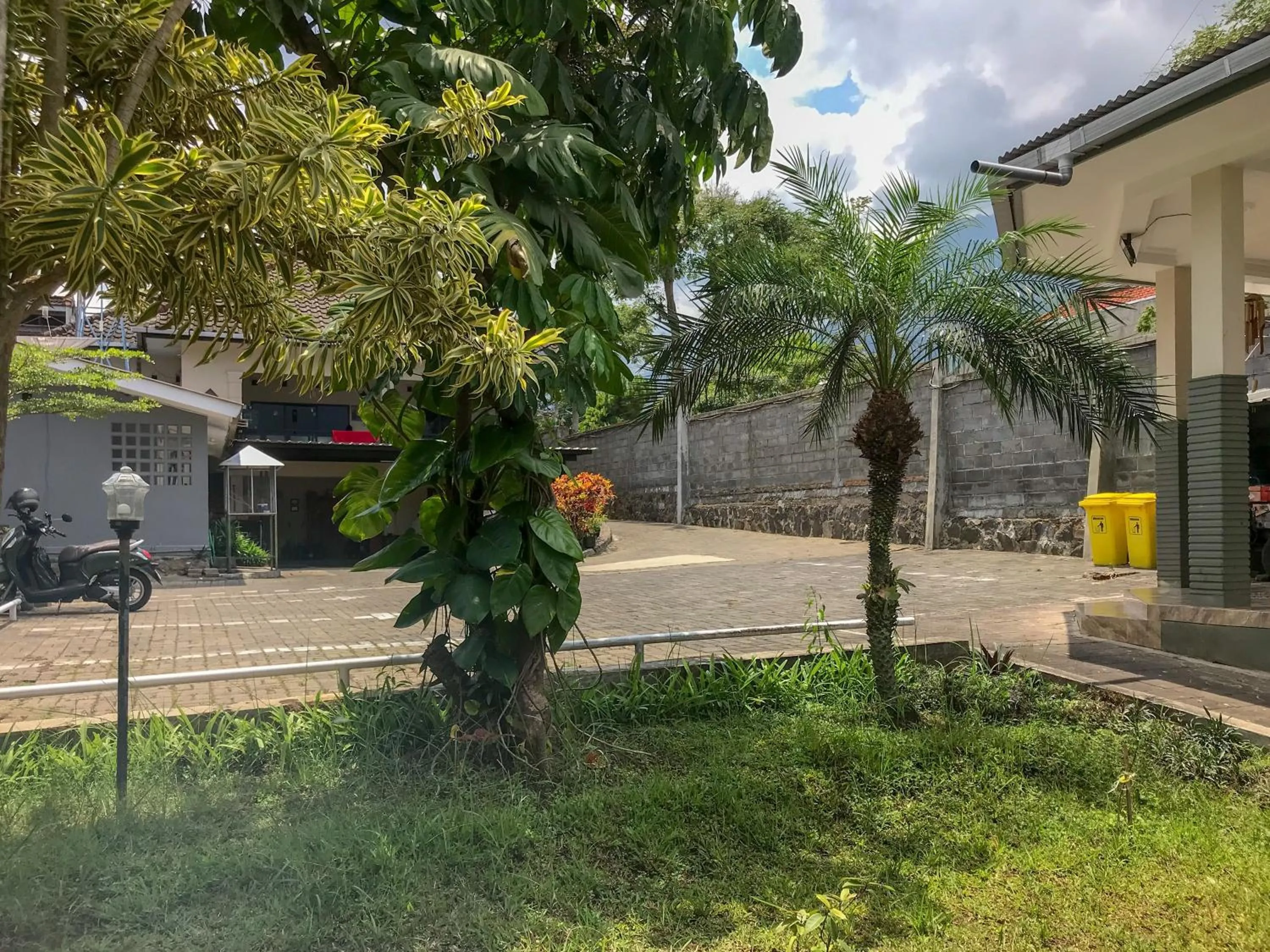 Parking in Villa Bunga Guest House RedPartner