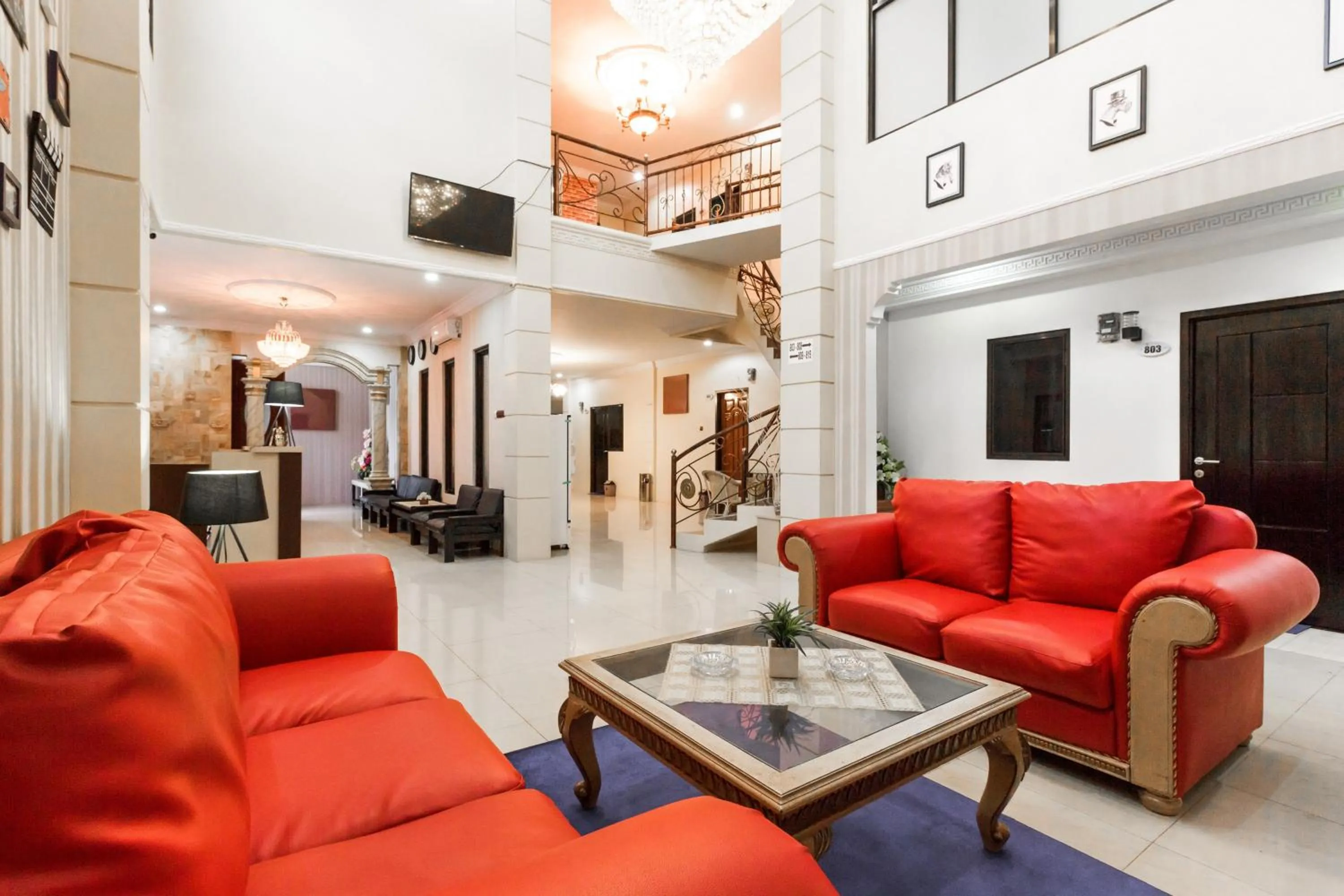 Seating area in RedDoorz Plus near Pantai Malalayang Manado