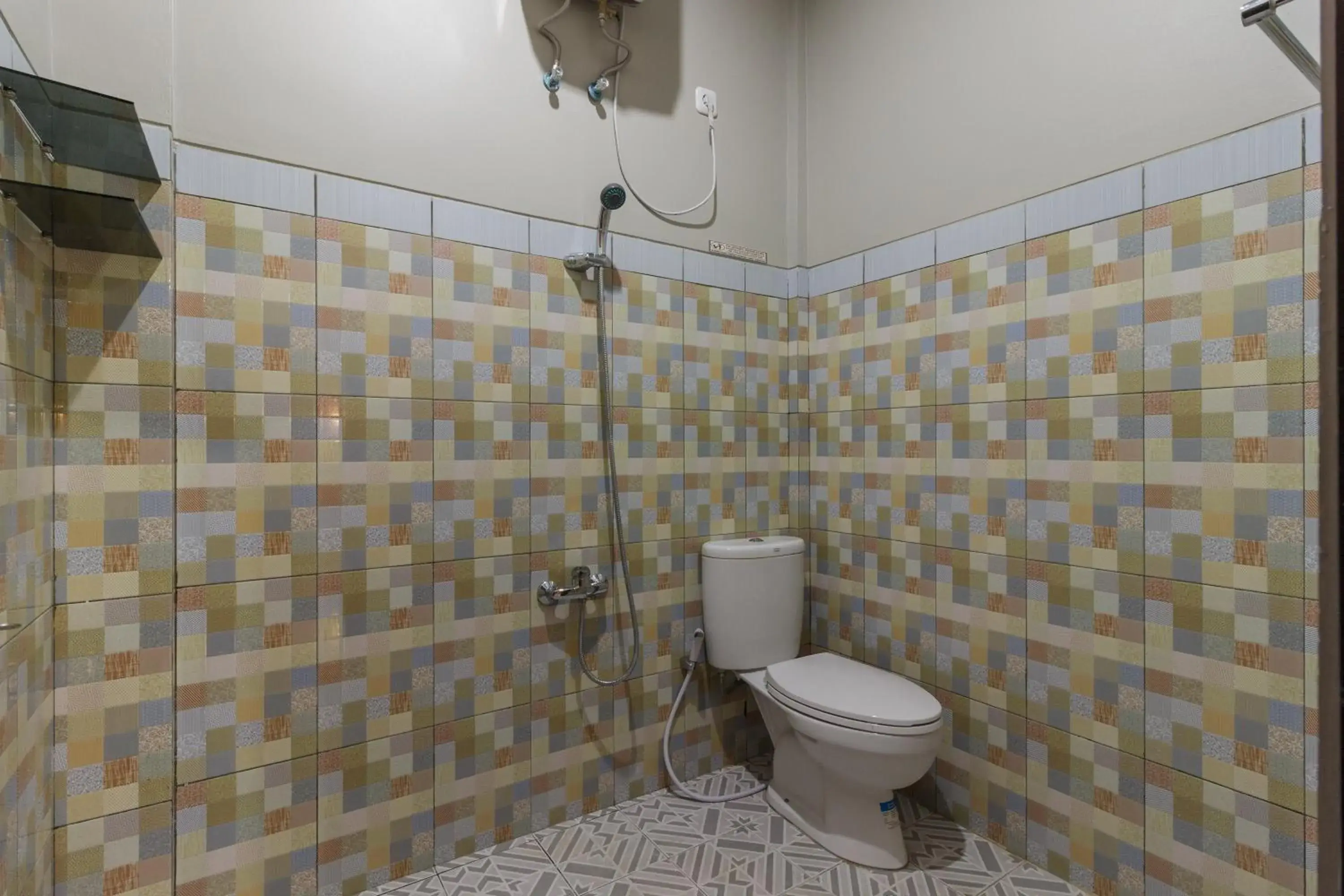 Bathroom in RedDoorz Plus near Pantai Malalayang Manado Bathroom in RedDoorz Plus near Pantai Malalayang Manado