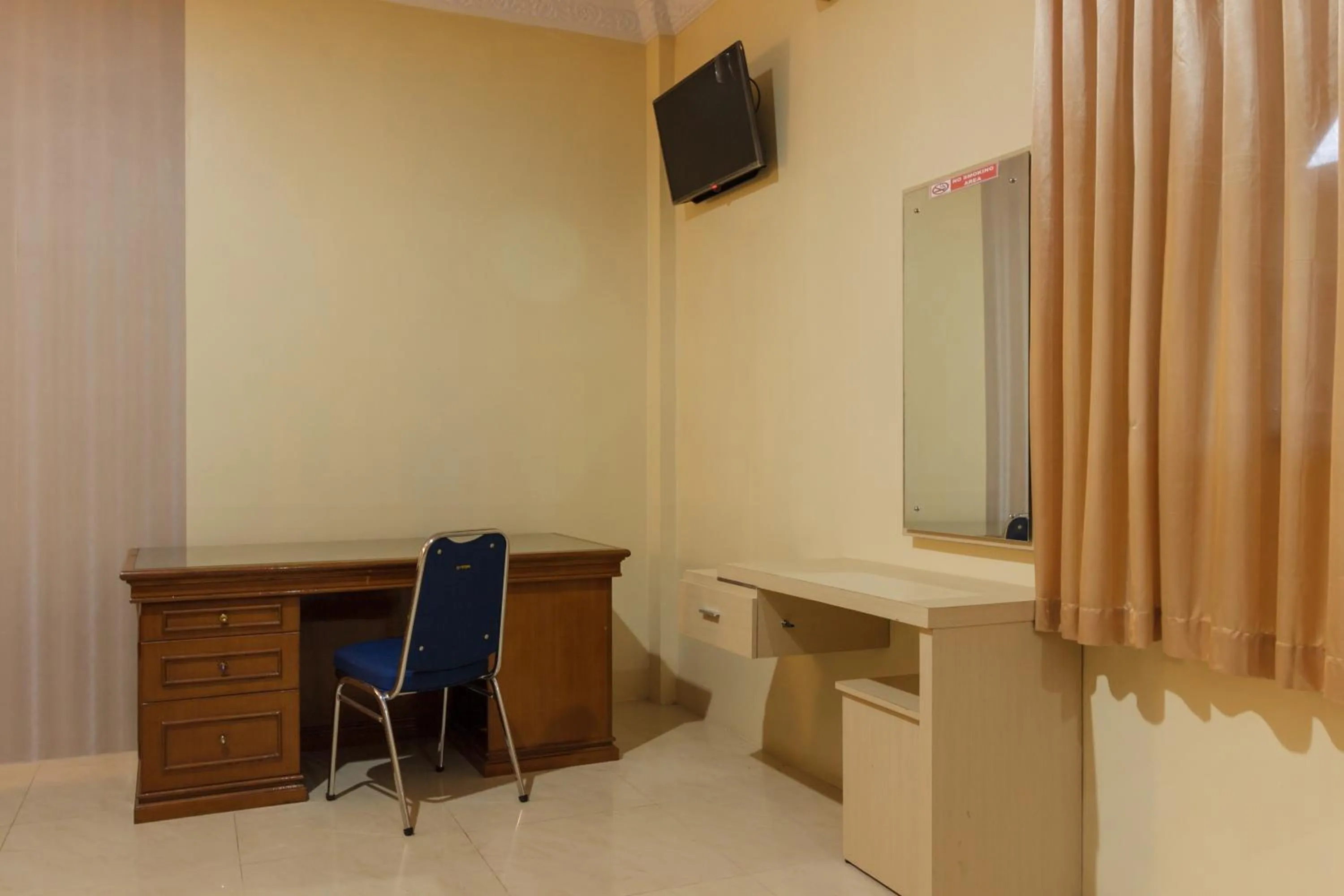 Living room in RedDoorz Plus near Pantai Malalayang Manado