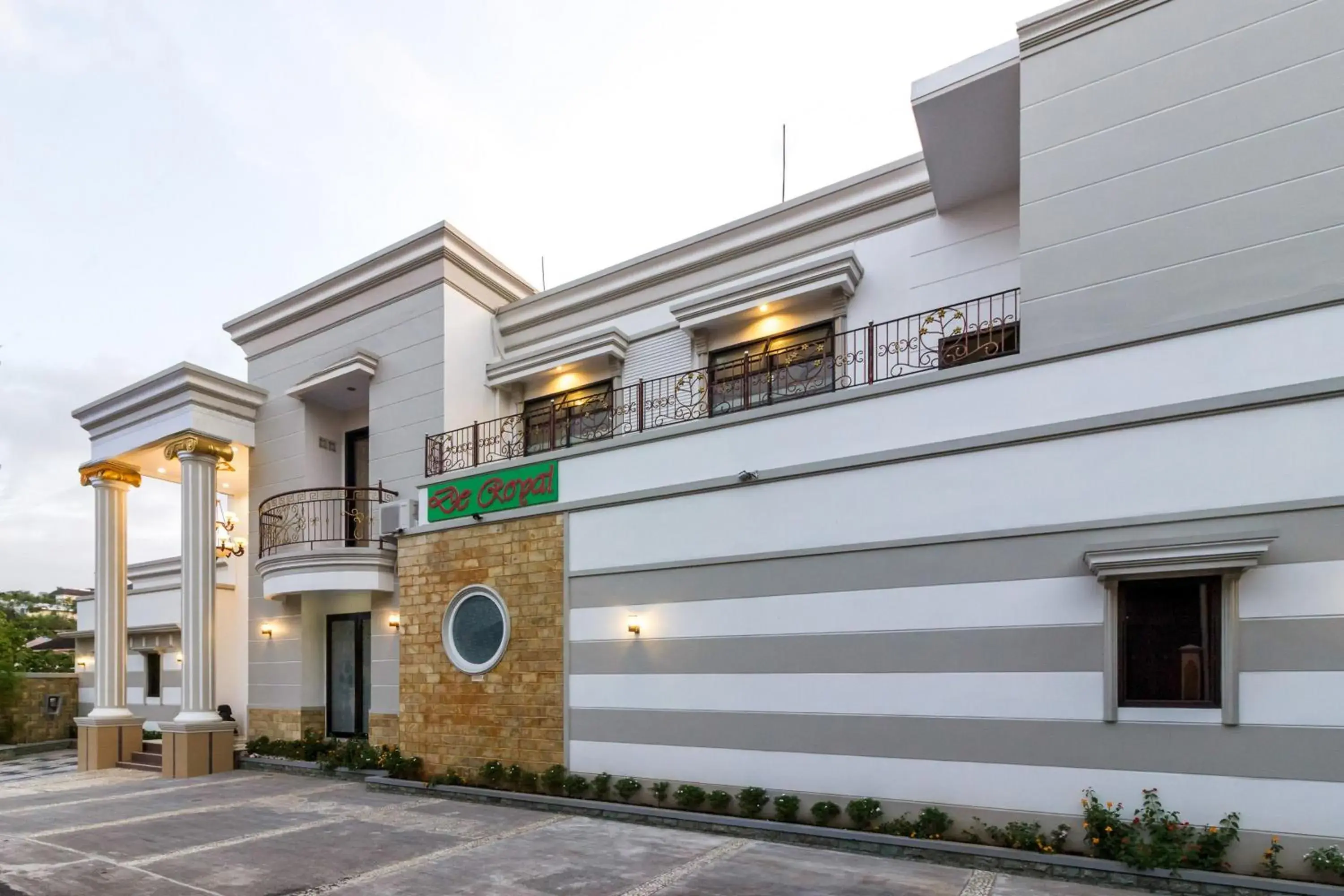 Facade/entrance in RedDoorz Plus near Pantai Malalayang Manado Facade/entrance in RedDoorz Plus near Pantai Malalayang Manado