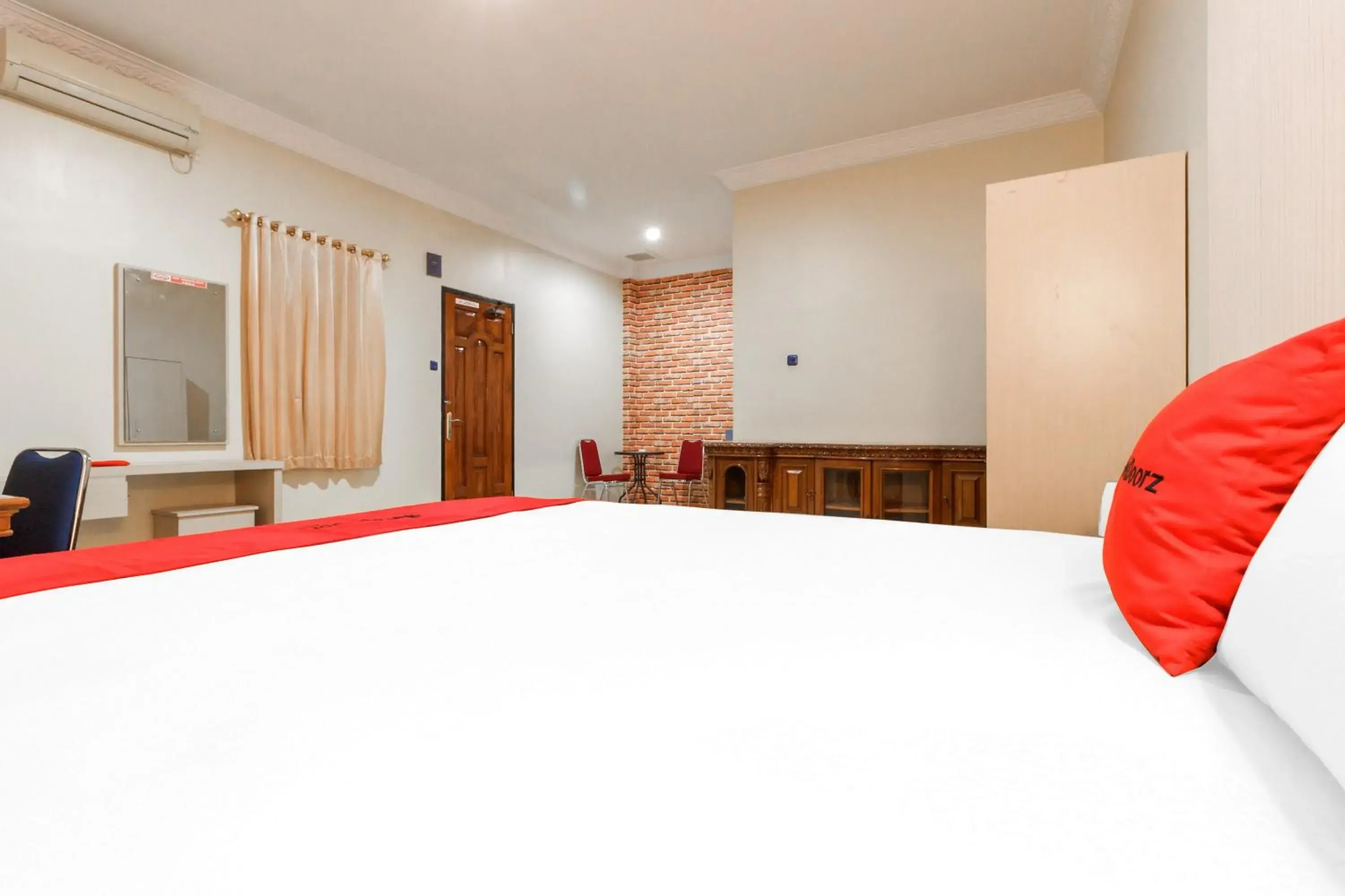 Bedroom, Bed in RedDoorz Plus near Pantai Malalayang Manado Bedroom, Bed in RedDoorz Plus near Pantai Malalayang Manado