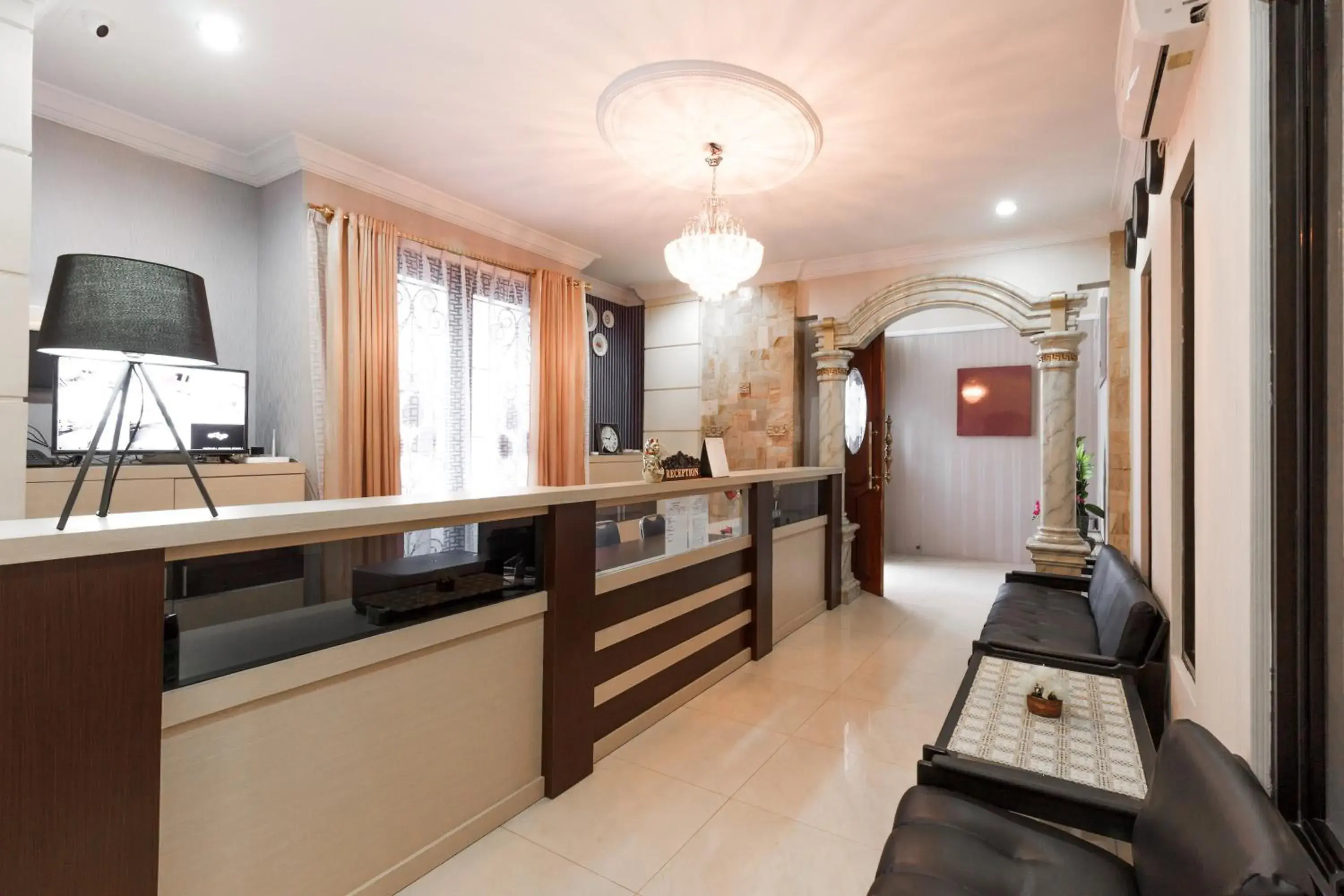 Lobby or reception in RedDoorz Plus near Pantai Malalayang Manado Lobby or reception in RedDoorz Plus near Pantai Malalayang Manado