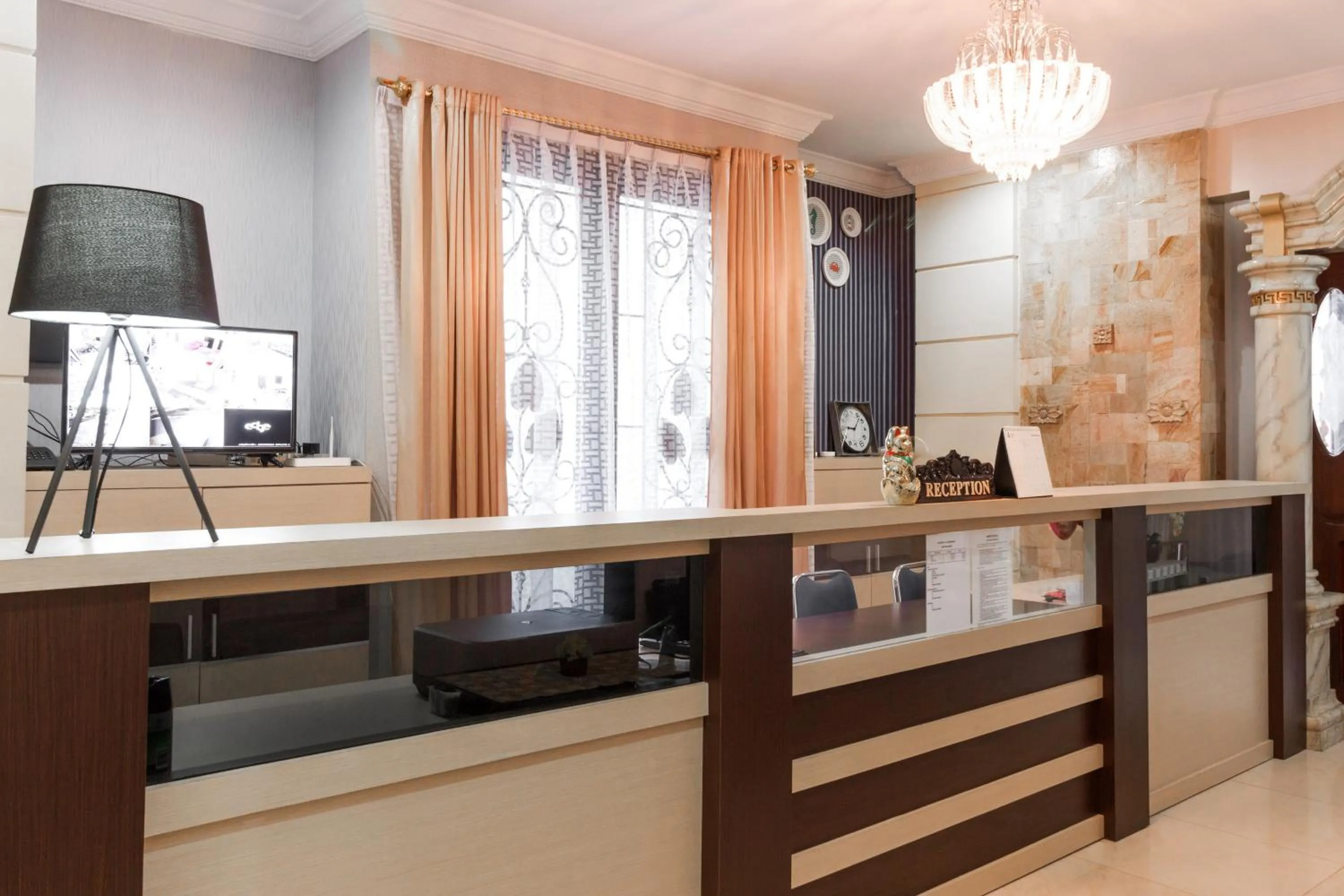 Lobby or reception in RedDoorz Plus near Pantai Malalayang Manado