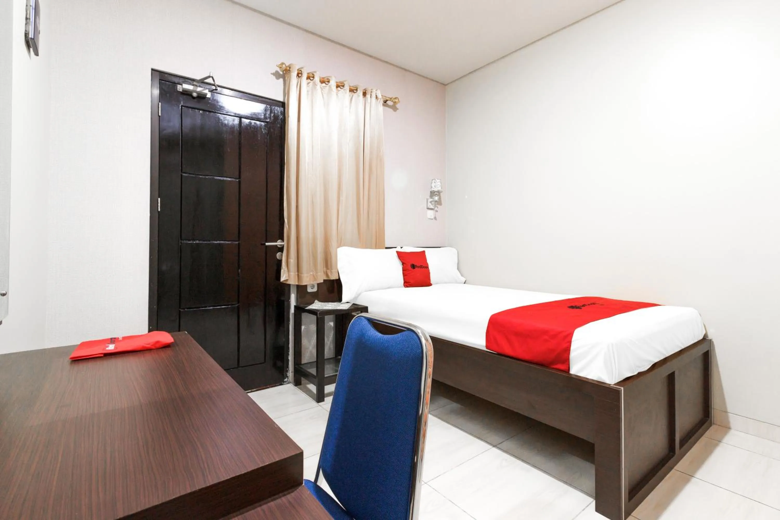 Bedroom, Bed in RedDoorz Plus near Pantai Malalayang Manado