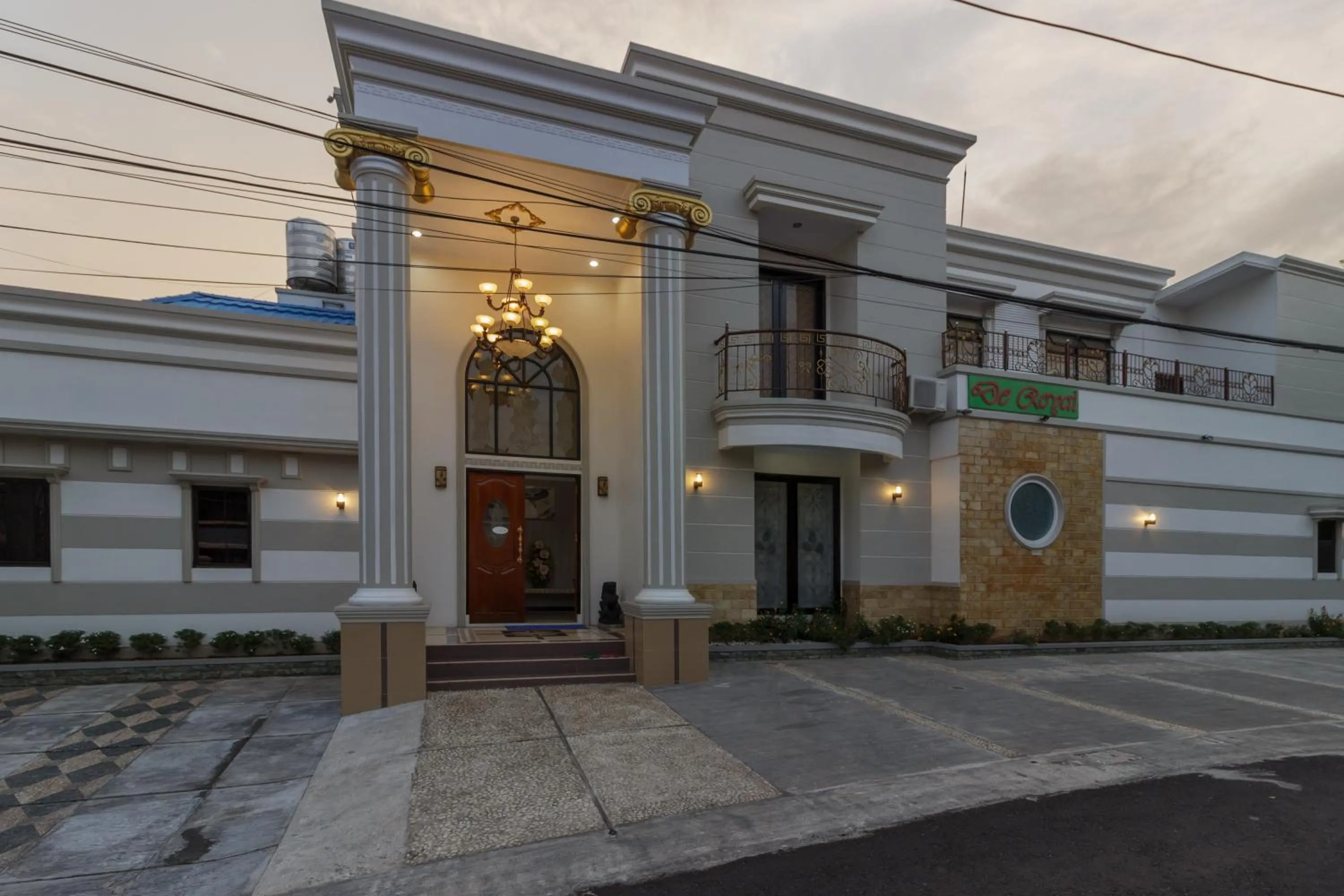 Area and facilities in RedDoorz Plus near Pantai Malalayang Manado